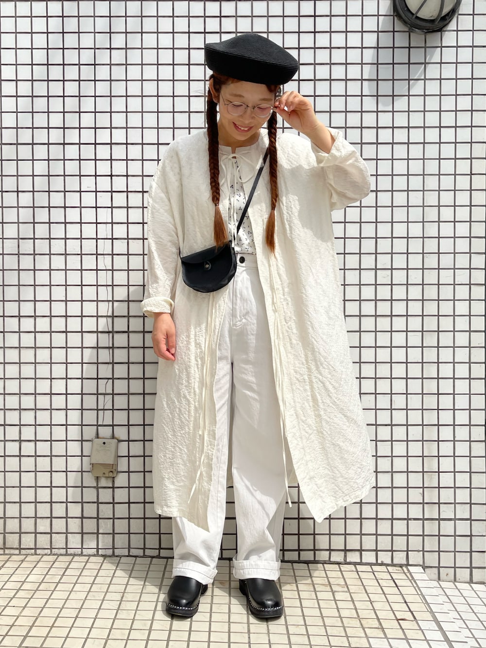 ブルー系のTシャツ/カットソー、ホワイト系のスラックス、ブラック系のハンチング/ベレー帽を着用したレディースの春コーディネートの2枚目の写真