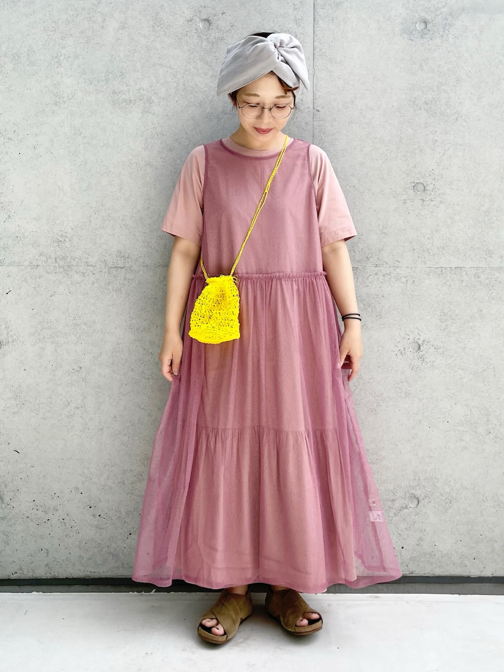ピンク系のワンピース、ピンク系のワンピースを着用したレディースの夏コーディネートの2枚目の写真