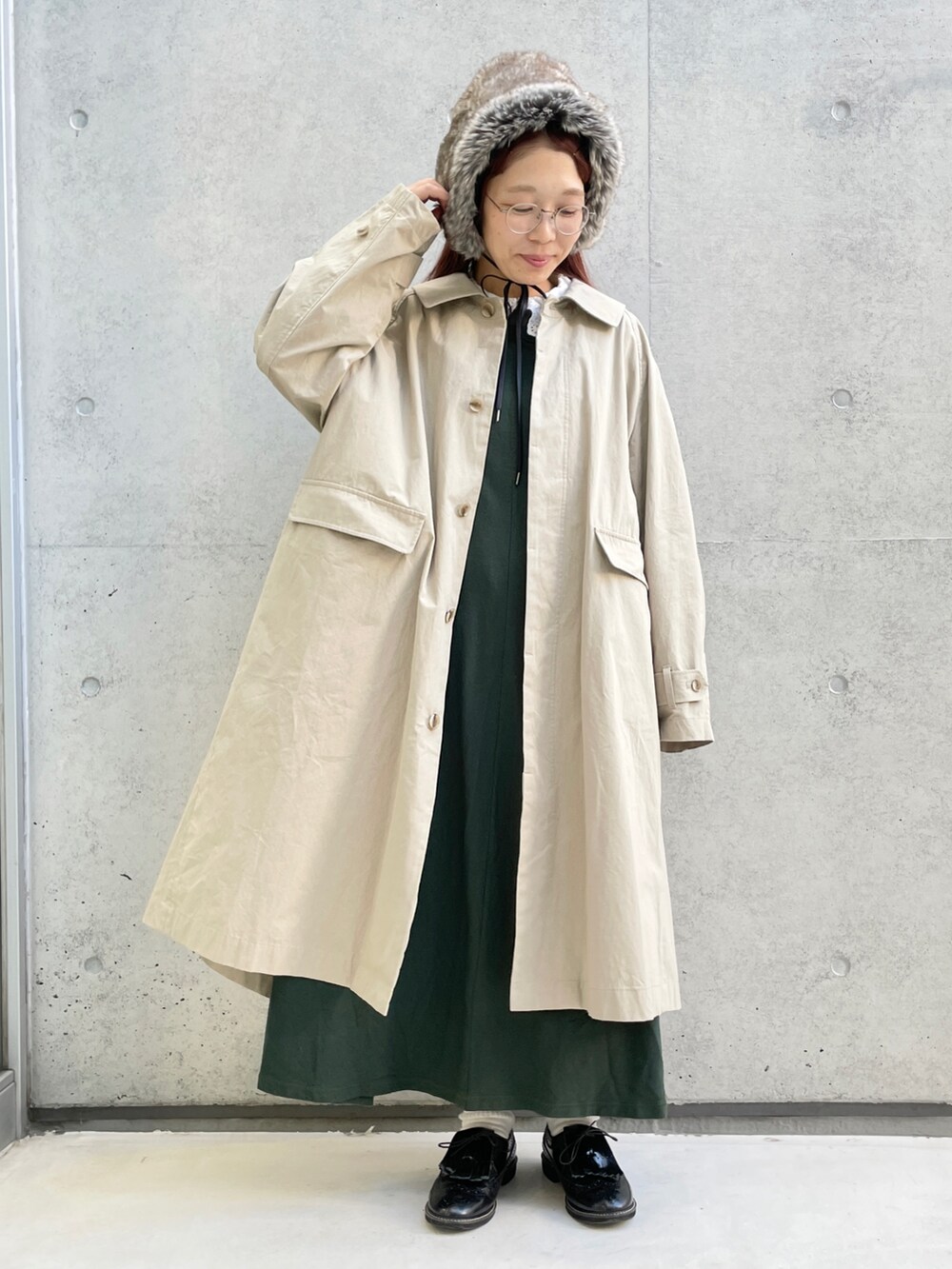 ベージュ系のジャケット/アウター、ブラック系のモカシン/デッキシューズを着用したレディースの冬コーディネートの2枚目の写真