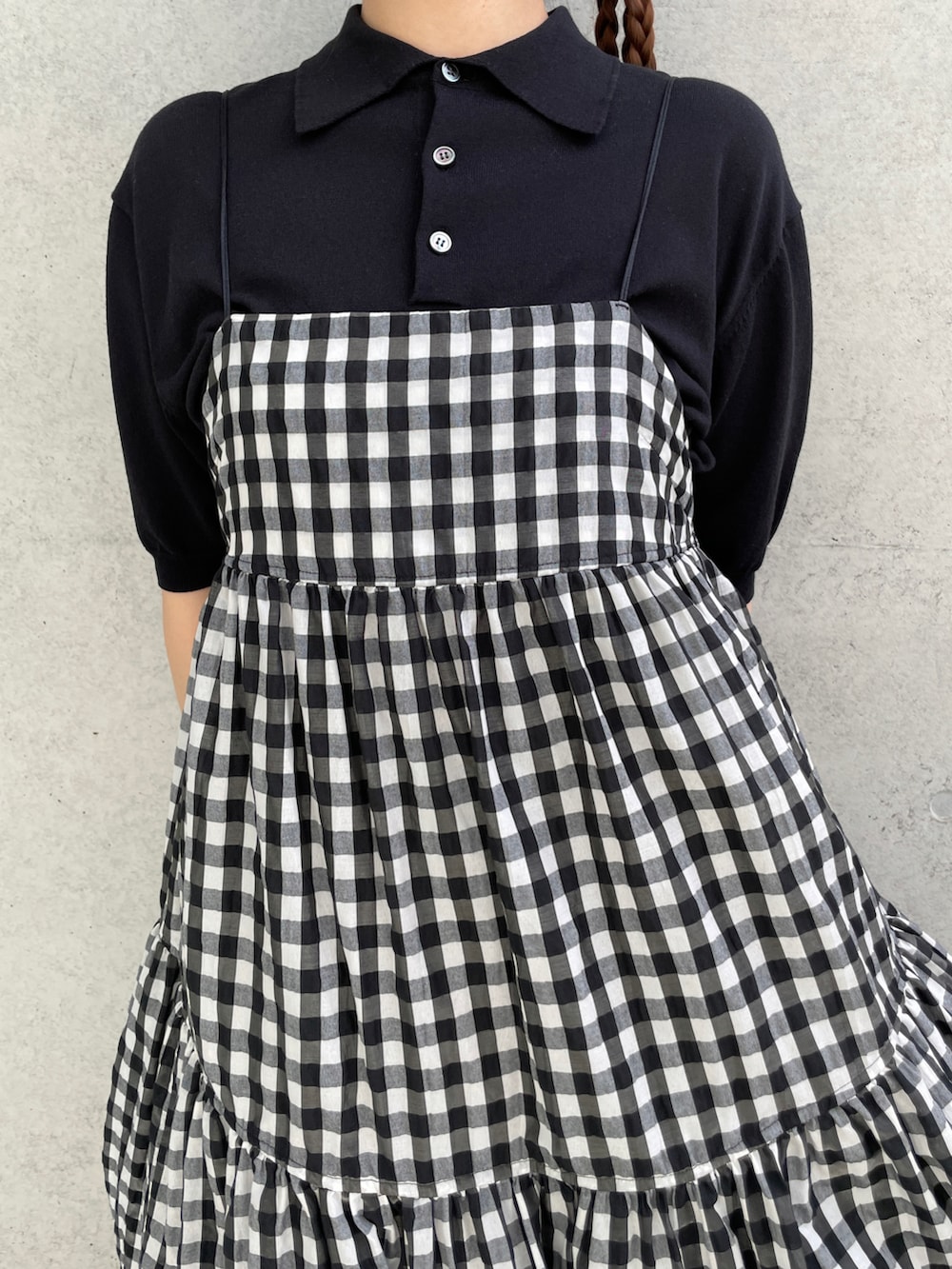 ブラック系のポロシャツ、ブラック系のワンピース/ドレス、ブラック系のバレエシューズを着用したレディースの春コーディネートの3枚目の写真