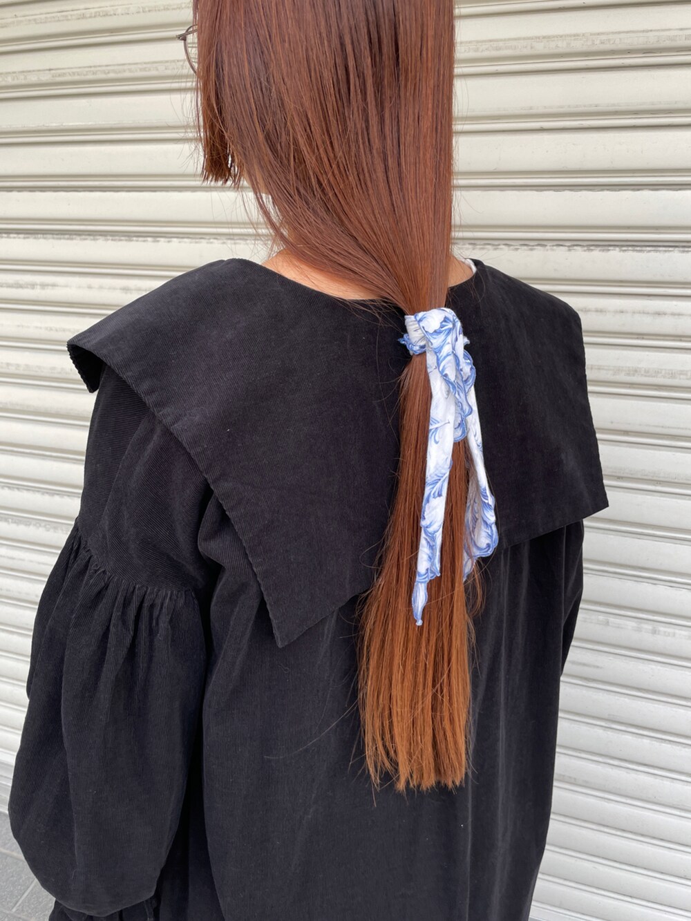 ブラック系のワンピース、ホワイト系のスカート、ブルー系のその他パンツを着用したレディースの秋コーディネートの4枚目の写真