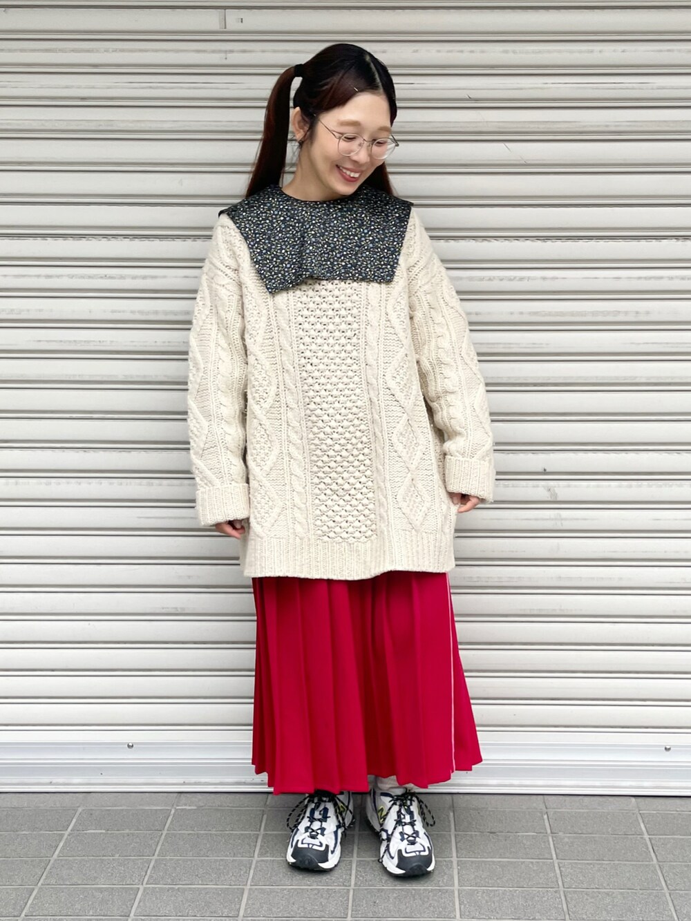 ブルー系のシャツ/ブラウス、レッド系のスカートを着用したレディースの秋コーディネートの2枚目の写真