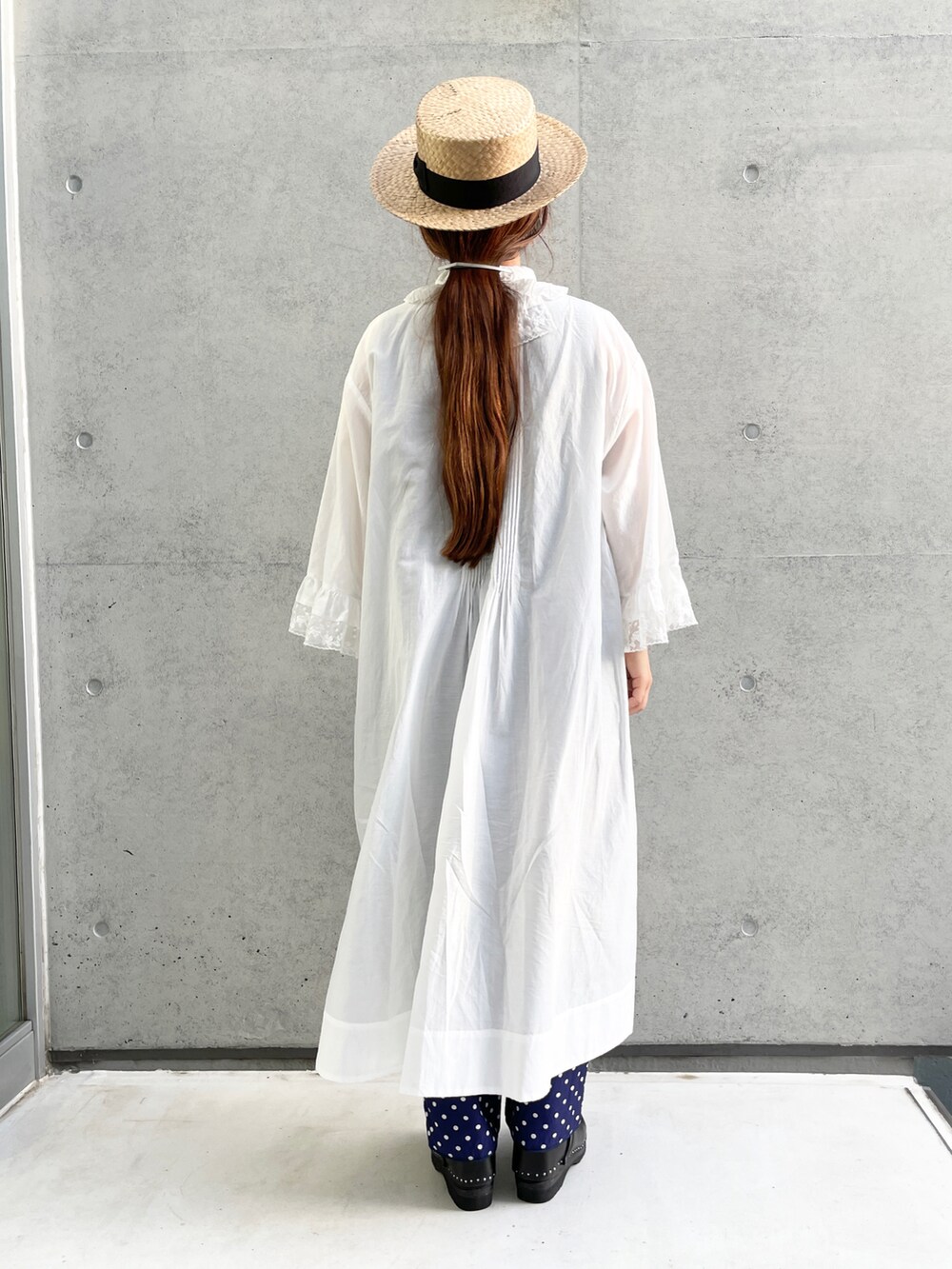 ホワイト系のワンピース、ブルー系のその他パンツ、ホワイト系の付け襟を着用したレディースの春コーディネートの4枚目の写真