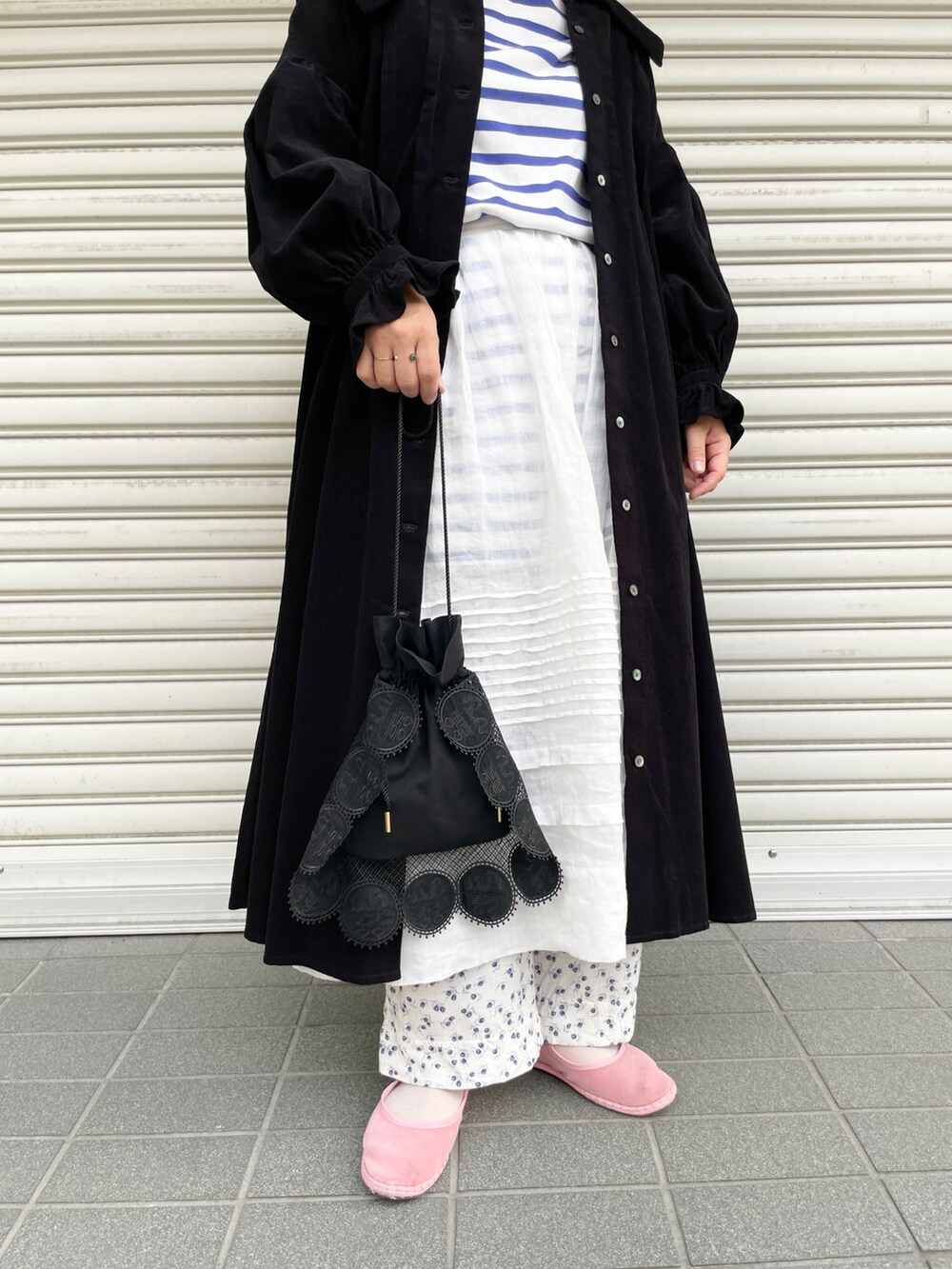 ブラック系のワンピース、ホワイト系のスカート、ブルー系のその他パンツを着用したレディースの秋コーディネートの3枚目の写真