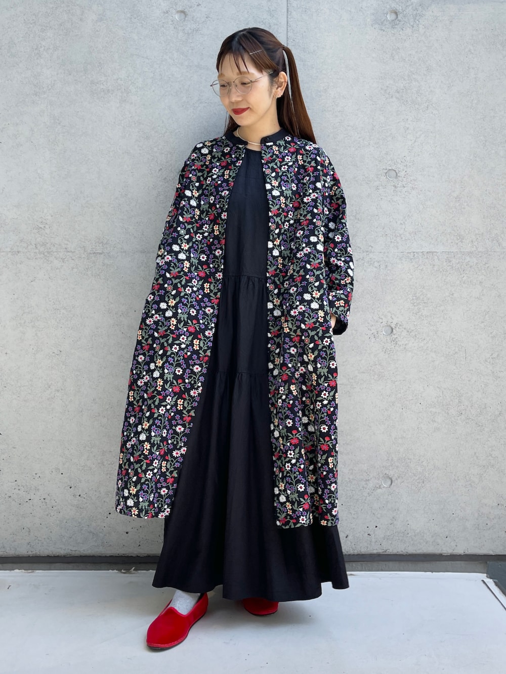 レッド系のシューズ、その他のワンピースを着用したレディースの秋コーディネートの2枚目の写真