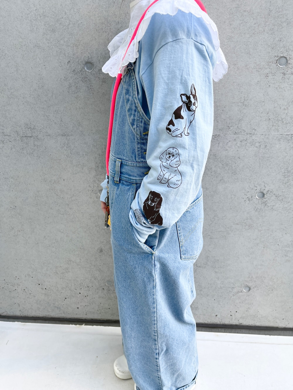 ブルー系のTシャツ/カットソー、ブルー系のサロペット/オーバーオール、ホワイト系のサンダルを着用したレディースの春コーディネートの3枚目の写真