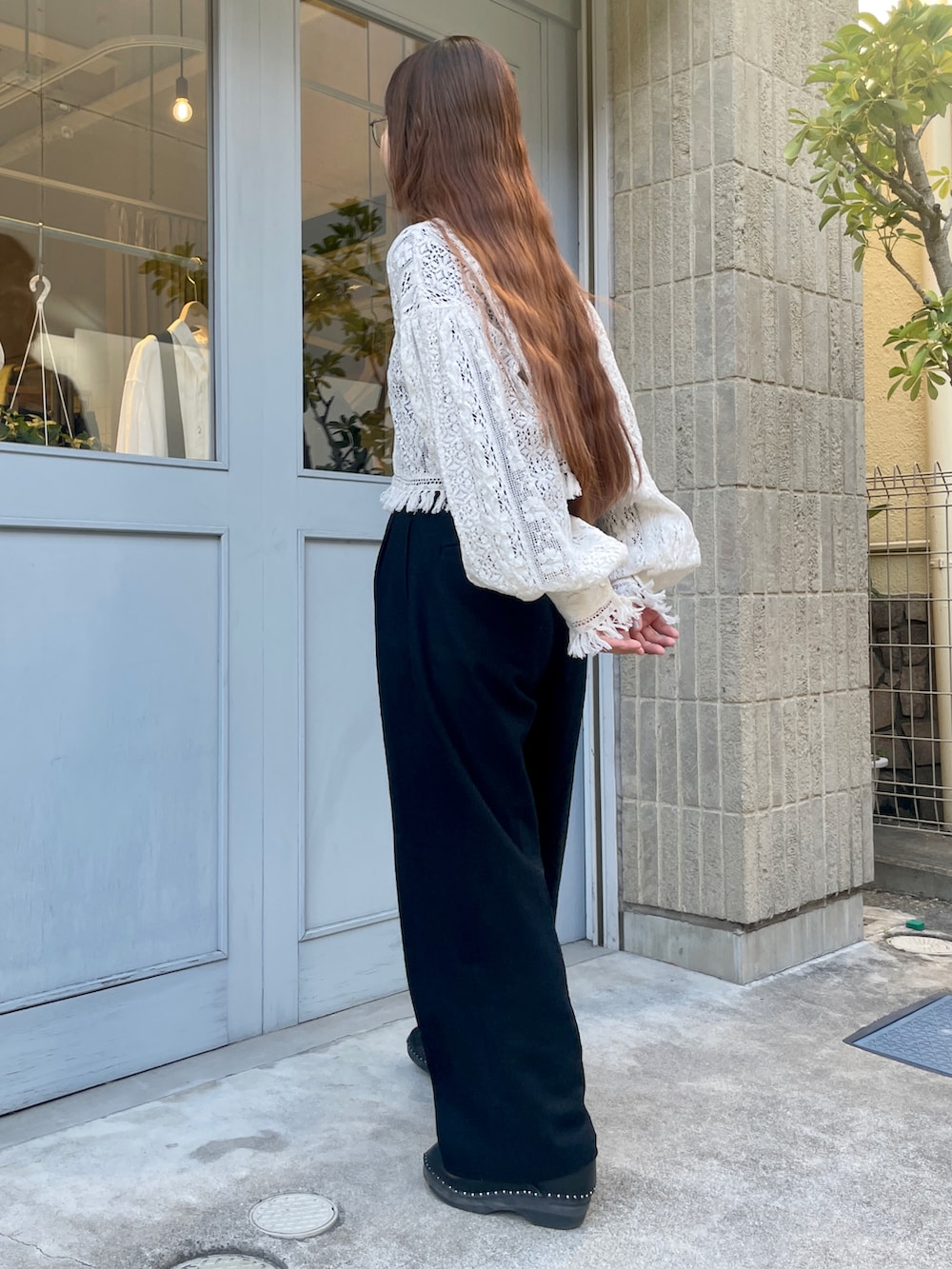 ホワイト系のシャツ/ブラウスを着用したレディースの冬コーディネートの2枚目の写真