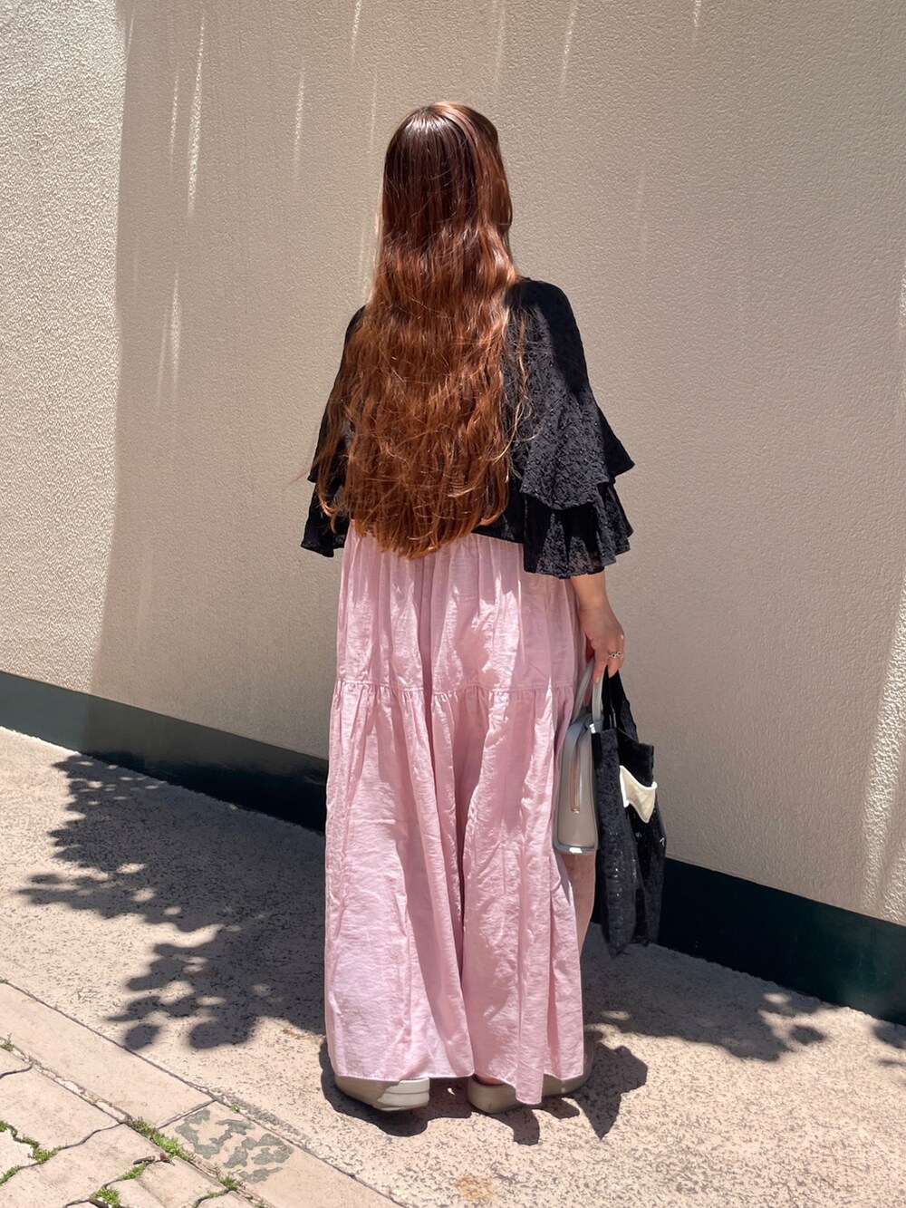 ブラック系のシャツ/ブラウス、ブラック系のトートバッグ、ベージュ系のサンダルを着用したレディースの夏コーディネートの3枚目の写真