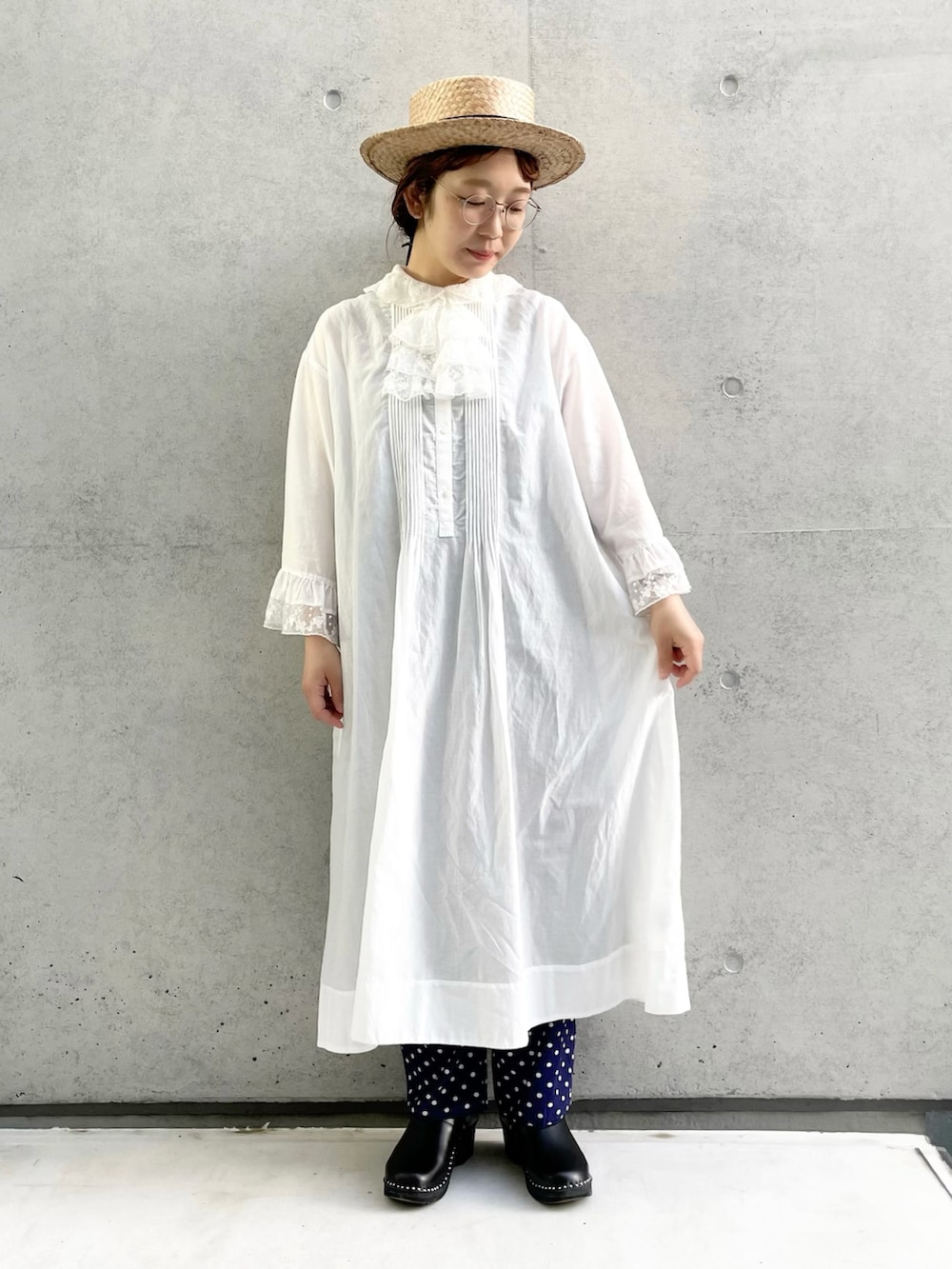 ホワイト系のワンピース、ブルー系のその他パンツ、ホワイト系の付け襟を着用したレディースの春コーディネートの2枚目の写真