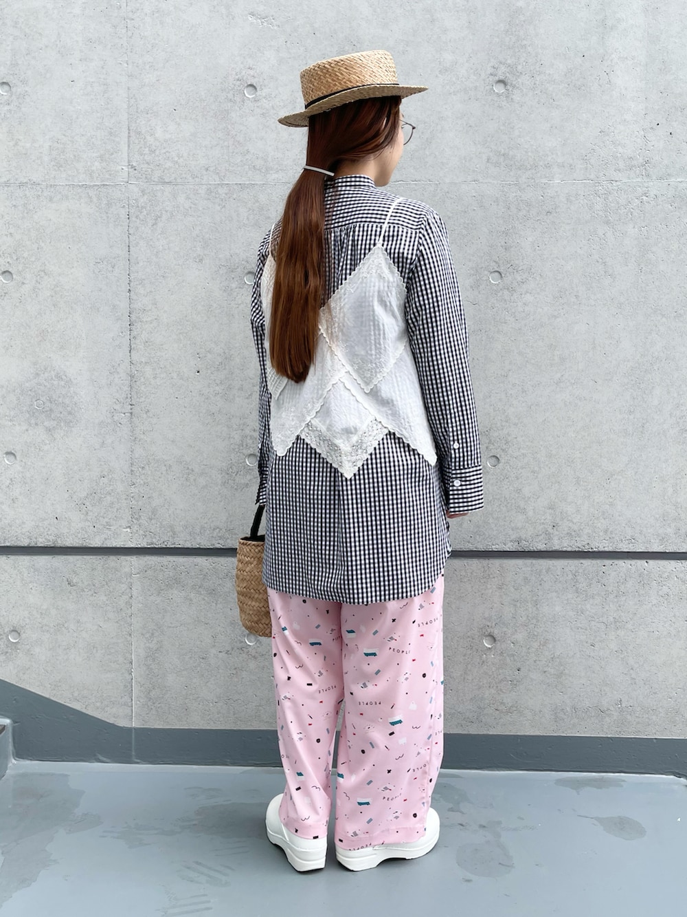 ブラック系のシャツ/ブラウス、ホワイト系のシャツ/ブラウス、ベージュ系のかごバッグを着用したレディースの春コーディネートの3枚目の写真