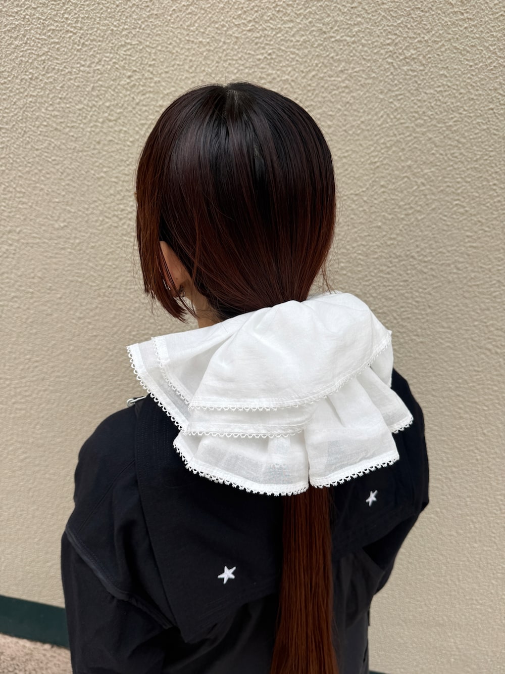 ブラック系のサロペット/オーバーオール、ホワイト系のシュシュを着用したレディースの夏コーディネートの3枚目の写真