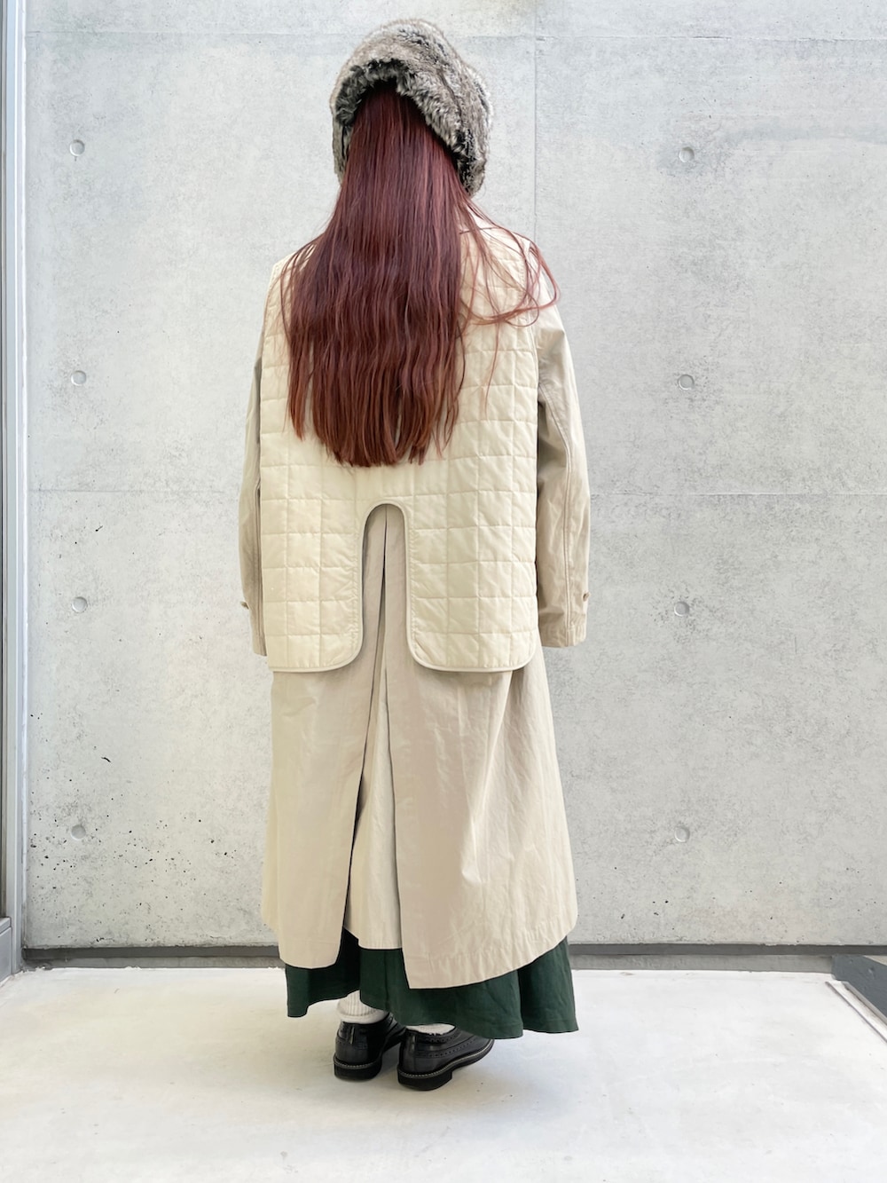 ベージュ系のジャケット/アウター、ブラック系のモカシン/デッキシューズを着用したレディースの冬コーディネートの3枚目の写真