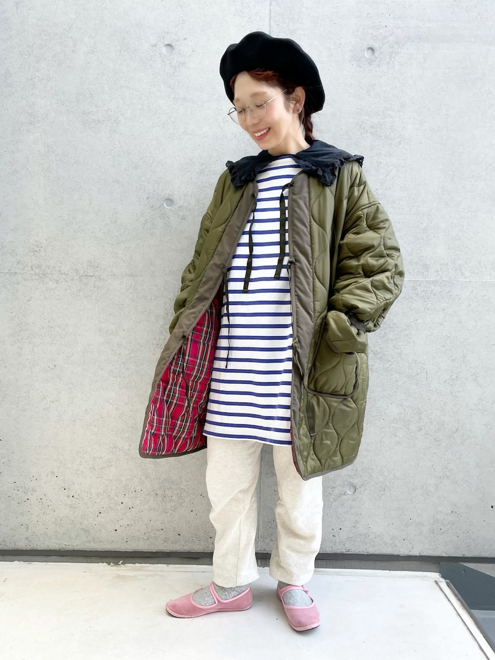 ブラック系のシャツ/ブラウス、グリーン系のノーカラーコート、グレー系のスウェットパンツを着用したレディースの冬コーディネートの2枚目の写真