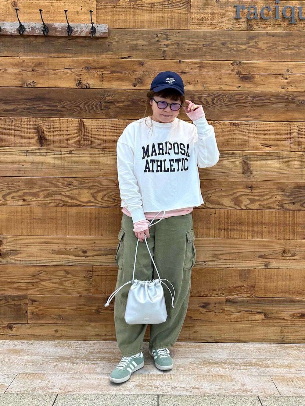 ホワイト系のTシャツ/カットソー、ピンク系のTシャツ/カットソー、シルバー系のバッグを着用したレディースの春コーディネートの3枚目の写真