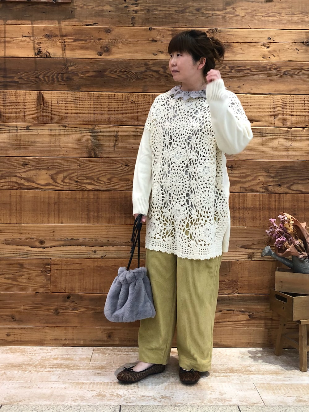 ホワイト系のニット/セーター、ベージュ系のTシャツ/カットソー、ホワイト系のショルダーバッグを着用したレディースの冬コーディネートの2枚目の写真