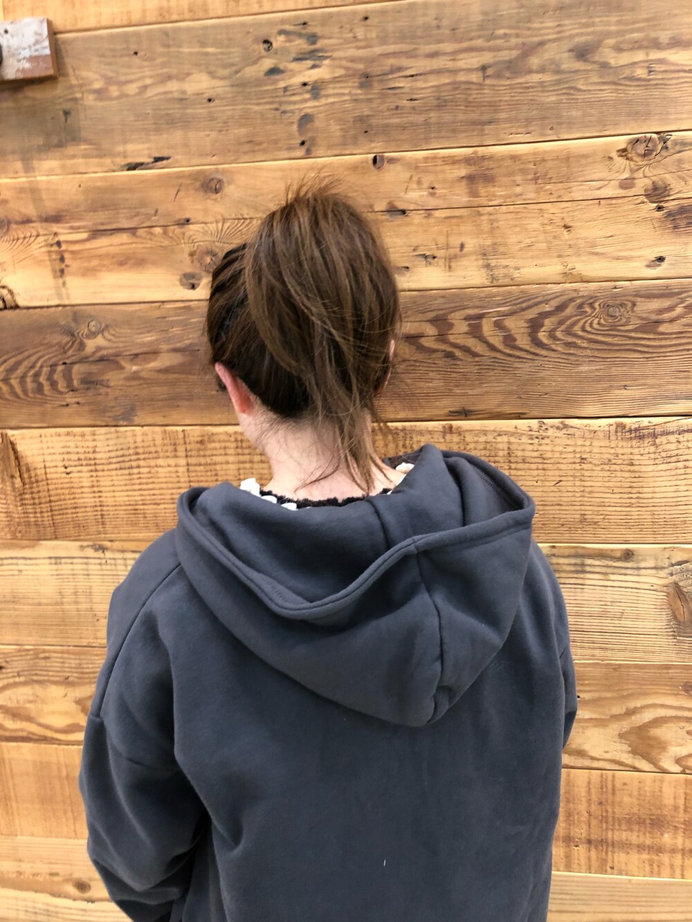 グレー系のスウェット、ホワイト系のショルダーバッグ、グレー系のその他パンツを着用したレディースの冬コーディネートの3枚目の写真