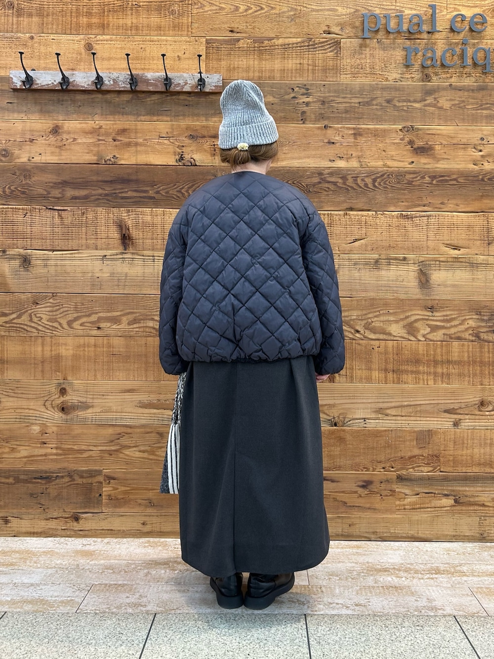 ブラック系のダウンジャケット/コート、グレー系のワンピース、その他のバッグを着用したレディースの冬コーディネートの3枚目の写真