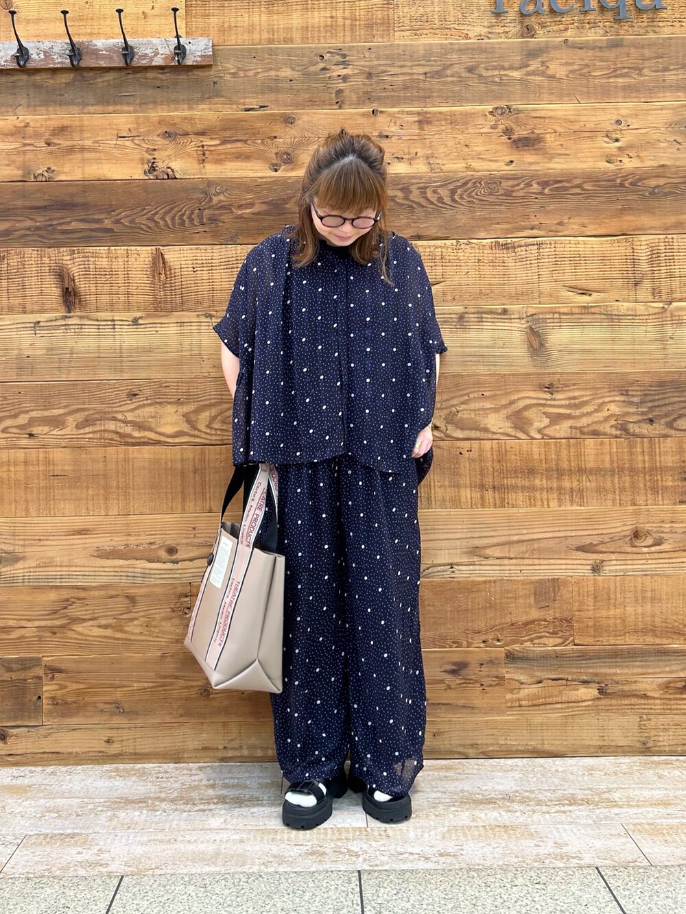 ブルー系のシャツ/ブラウス、ブルー系のパンツ、ベージュ系のバッグを着用したレディースの夏コーディネートの3枚目の写真