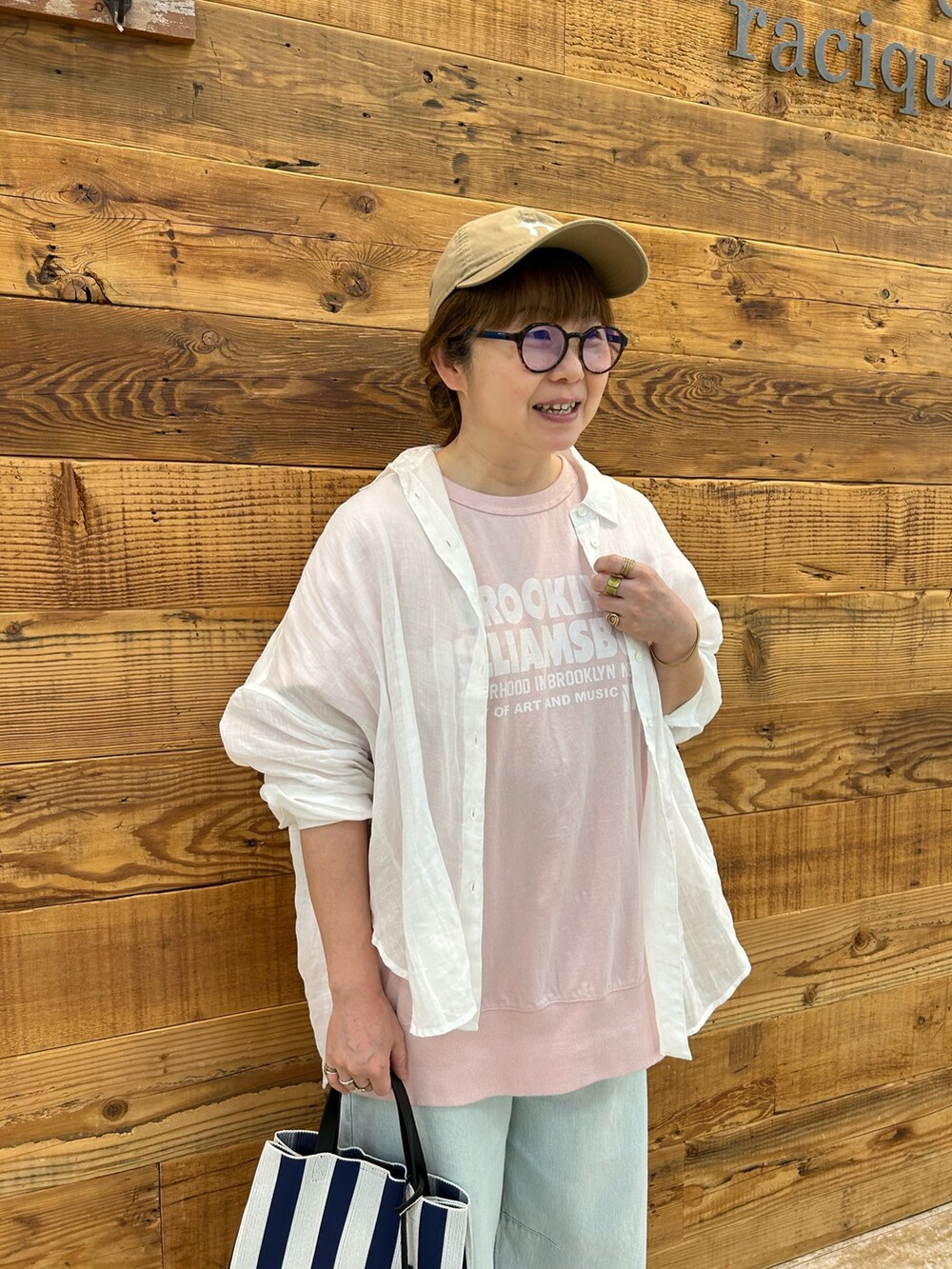 ホワイト系のシャツ/ブラウス、ピンク系のTシャツ/カットソー、ブルー系のデニムパンツを着用したレディースの夏コーディネートの3枚目の写真