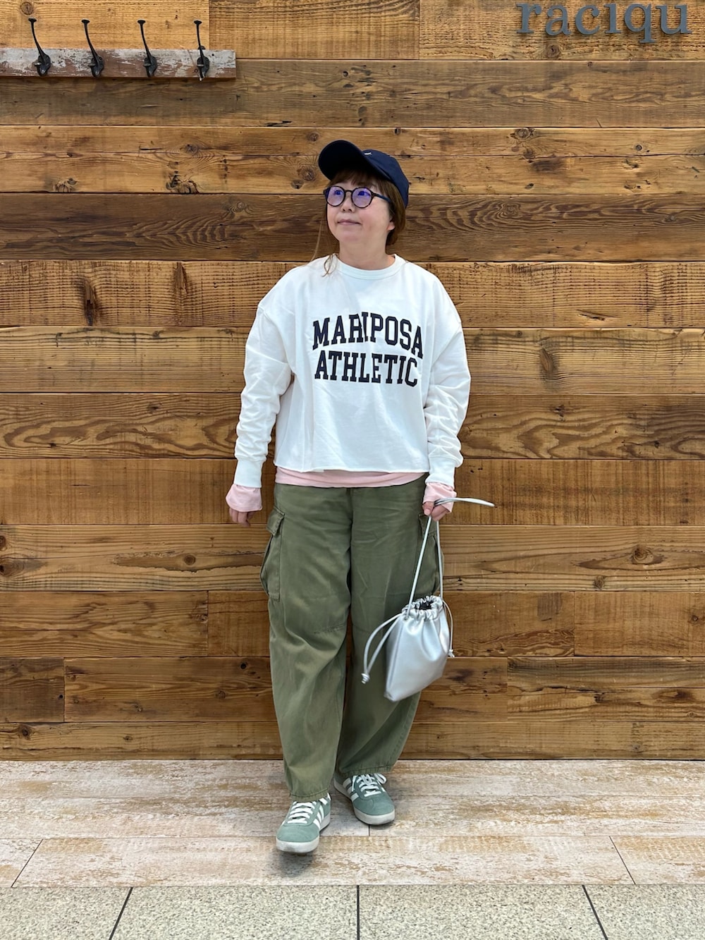 ホワイト系のTシャツ/カットソー、ピンク系のTシャツ/カットソー、シルバー系のバッグを着用したレディースの春コーディネートの2枚目の写真