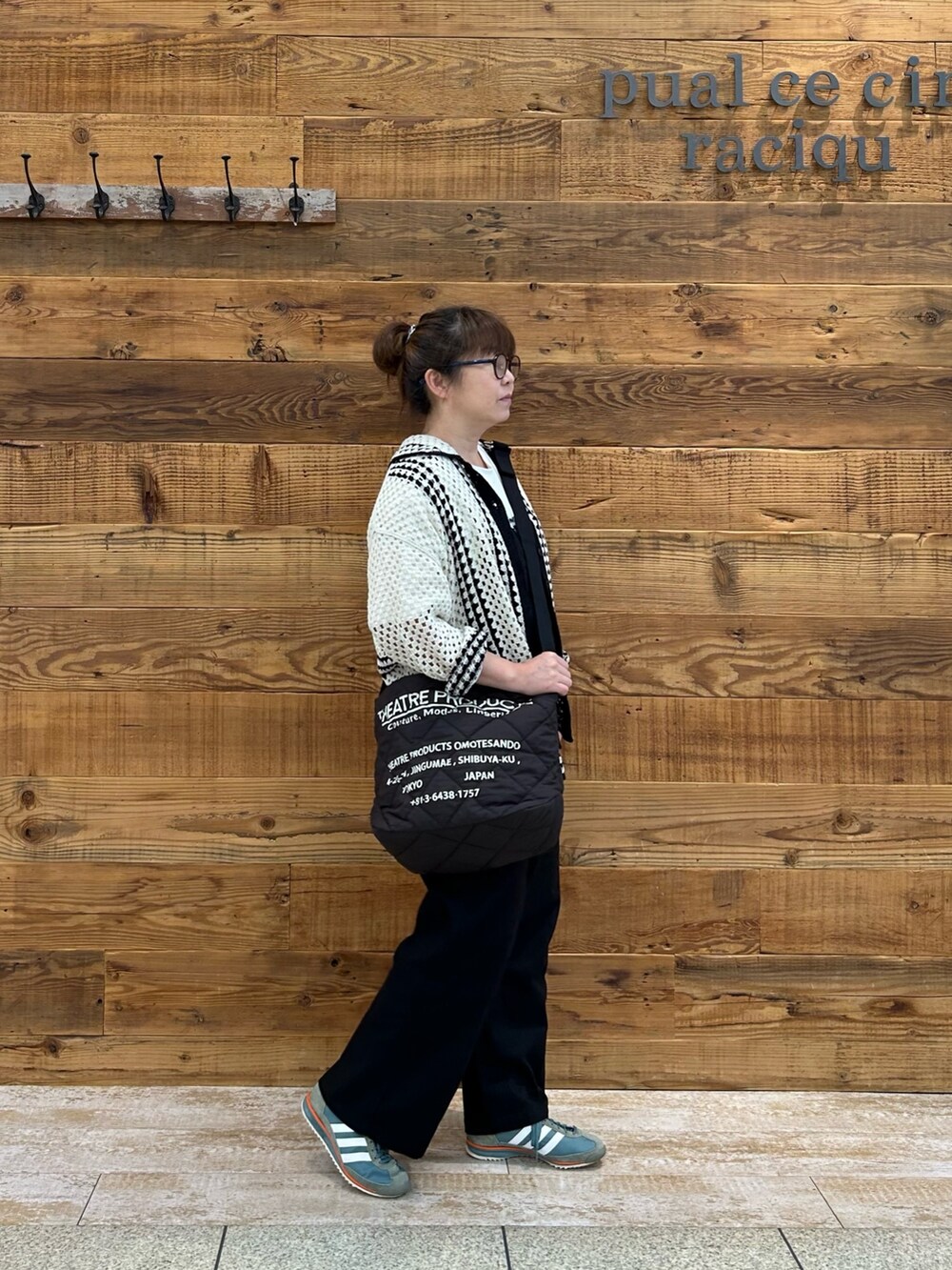 ブラック系のサロペット/オーバーオール、ホワイト系のカーディガン/ボレロ、ホワイト系のTシャツ/カットソーを着用したレディースの秋コーディネートの3枚目の写真