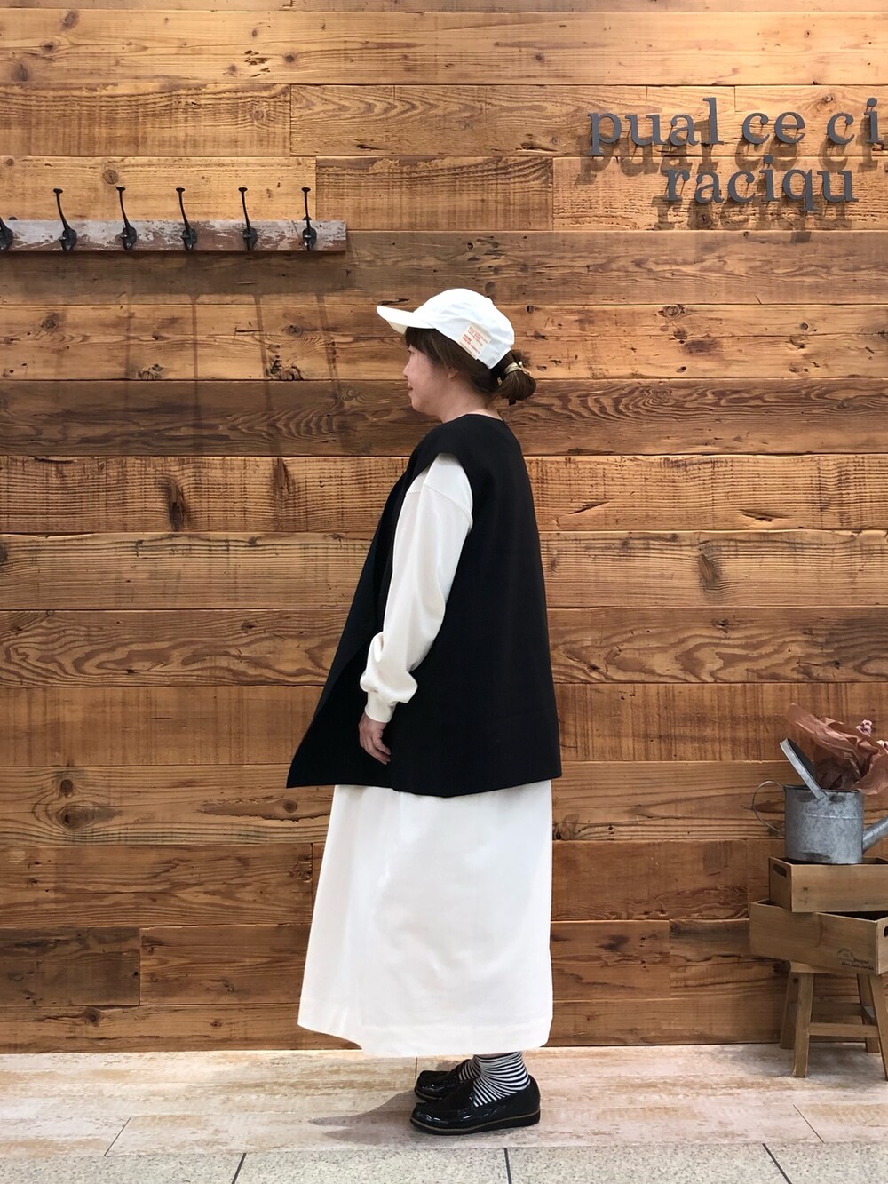 「ピュアルセシン、pualcecin、シンプル、シンプルコーデ、大人カジュアル、カジュアルコーデ、キャップ、ベスト、ワンピース、オトナカジュアル、おしゃれさんと繋がりたい、秋のコーデ、休日スタイル、オトナ女子、きれいめカジュアル」｜「PUAL CE CINのミラノリブニットジレベスト（ベスト、ブラック系）」を使った、おおちゃん♡さん（レディース・156cm）の秋コーディネートの2枚目の写真