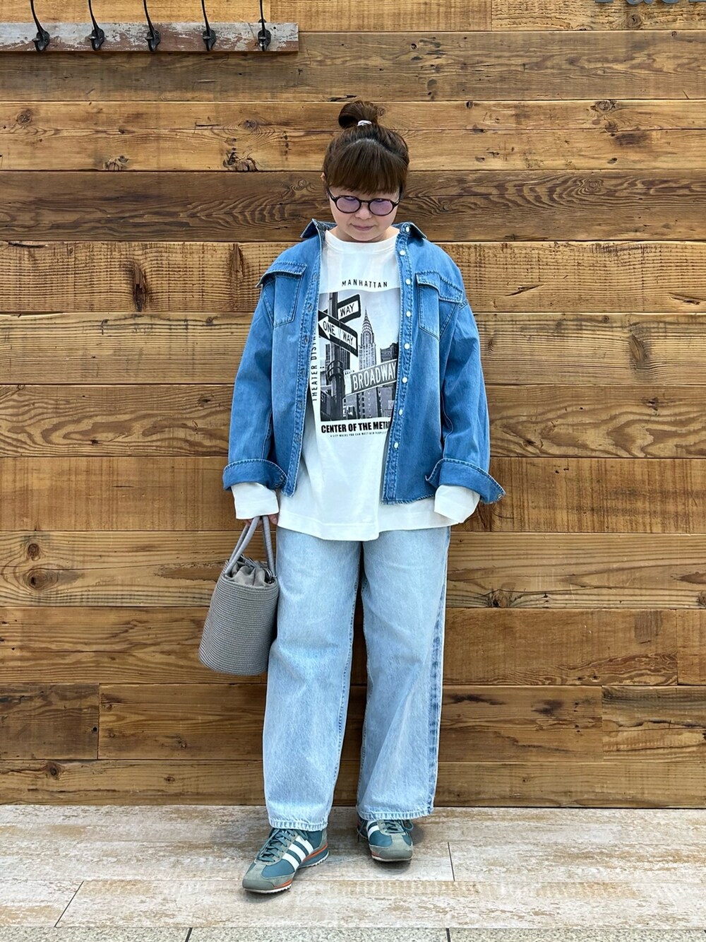 ホワイト系のTシャツ/カットソー、ブルー系のシャツ/ブラウス、ブルー系のデニムパンツを着用したレディースの春コーディネートの2枚目の写真