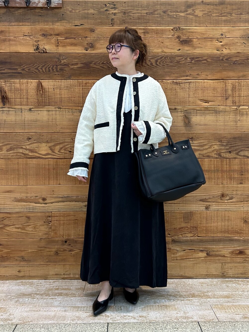 ホワイト系のテーラードジャケット、ホワイト系のシャツ/ブラウス、ブラック系のワンピースを着用したレディースの春コーディネートの2枚目の写真