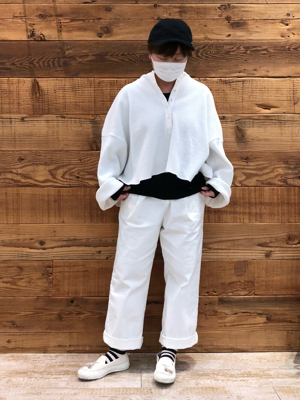 ホワイト系のTシャツ/カットソー、ホワイト系のその他パンツ、ブラック系のTシャツ/カットソーを着用したレディースの冬コーディネートの2枚目の写真