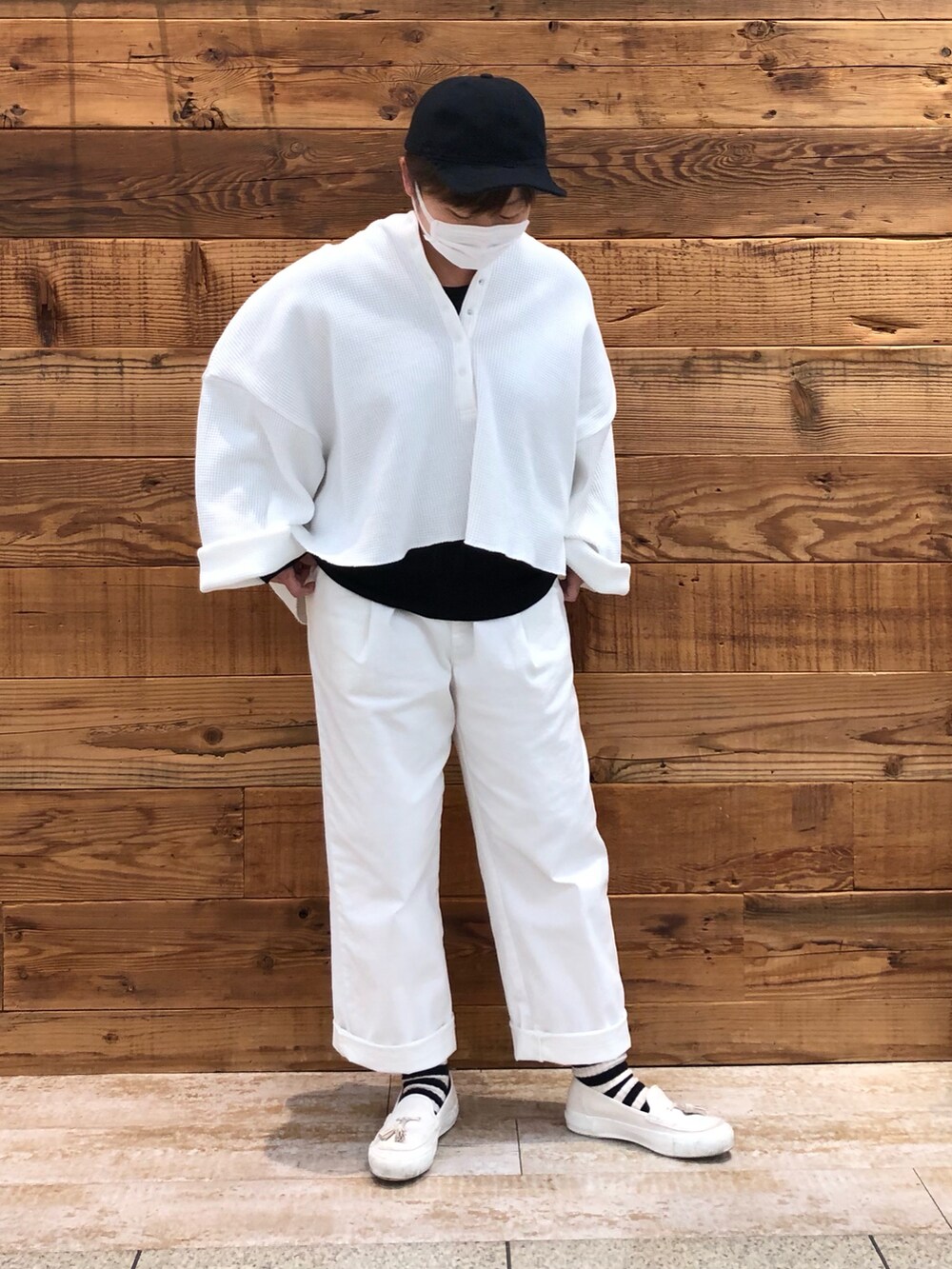 ホワイト系のTシャツ/カットソー、ホワイト系のその他パンツ、ブラック系のTシャツ/カットソーを着用したレディースの冬コーディネートの3枚目の写真