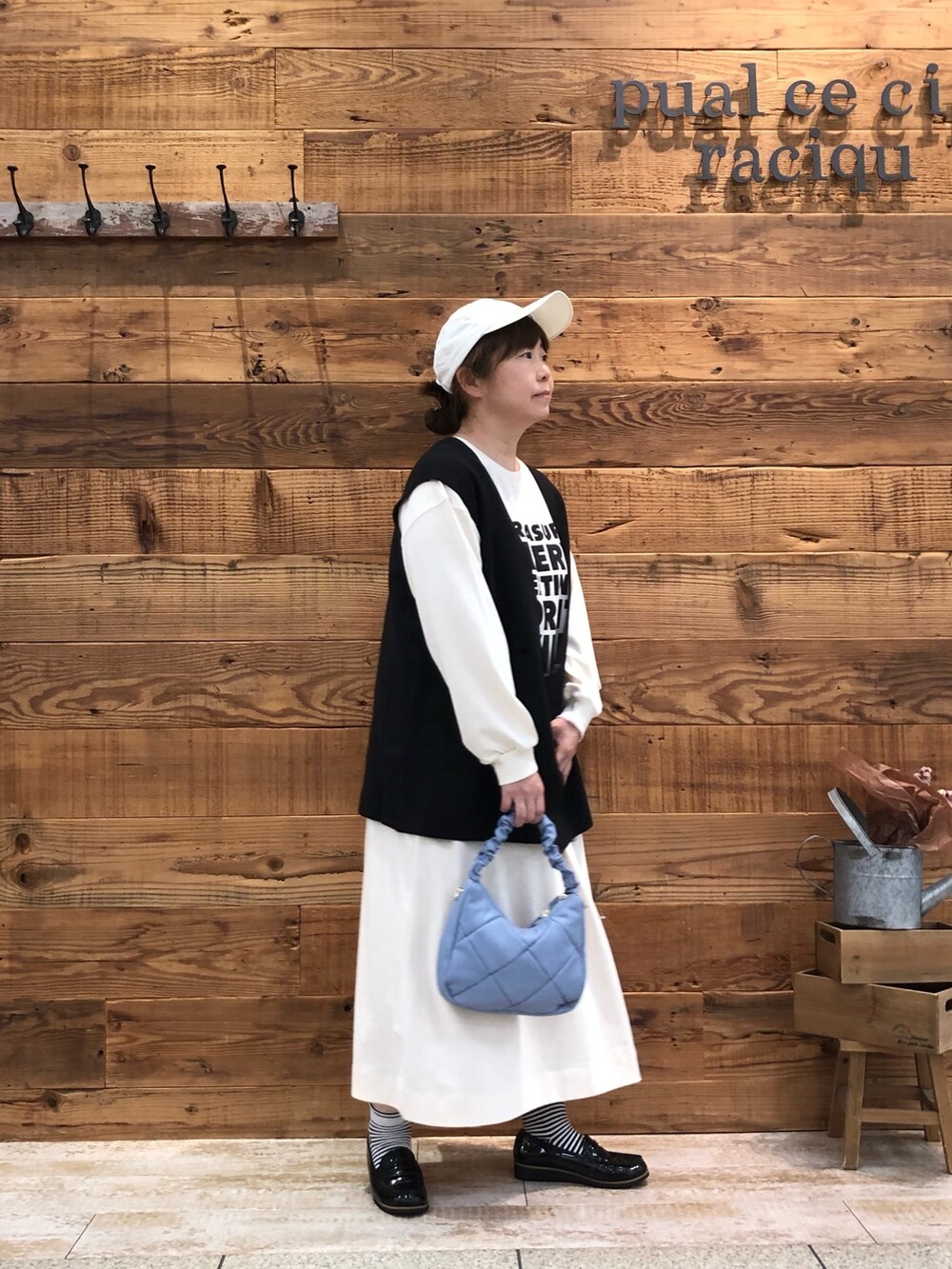 「ピュアルセシン、pualcecin、シンプル、シンプルコーデ、大人カジュアル、カジュアルコーデ、キャップ、ベスト、ワンピース、オトナカジュアル、おしゃれさんと繋がりたい、秋のコーデ、休日スタイル、オトナ女子、きれいめカジュアル」｜「PUAL CE CINのミラノリブニットジレベスト（ベスト、ブラック系）」を使った、おおちゃん♡さん（レディース・156cm）の秋コーディネートの3枚目の写真
