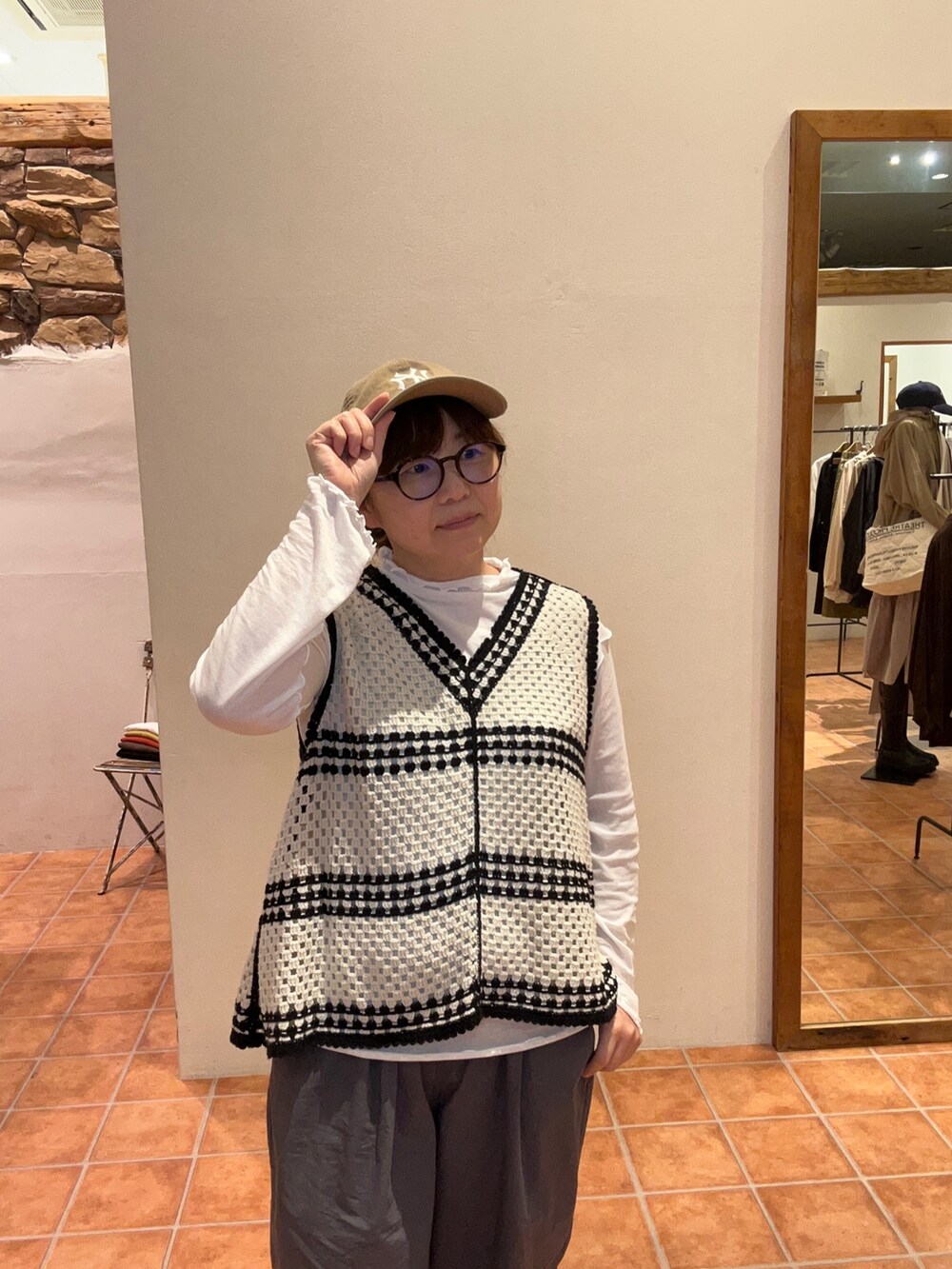 ホワイト系のベスト、ホワイト系のTシャツ/カットソー、グレー系のその他パンツを着用したレディースの秋コーディネートの3枚目の写真