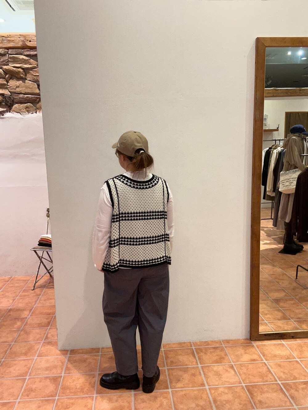 ホワイト系のベスト、ホワイト系のTシャツ/カットソー、グレー系のその他パンツを着用したレディースの秋コーディネートの2枚目の写真