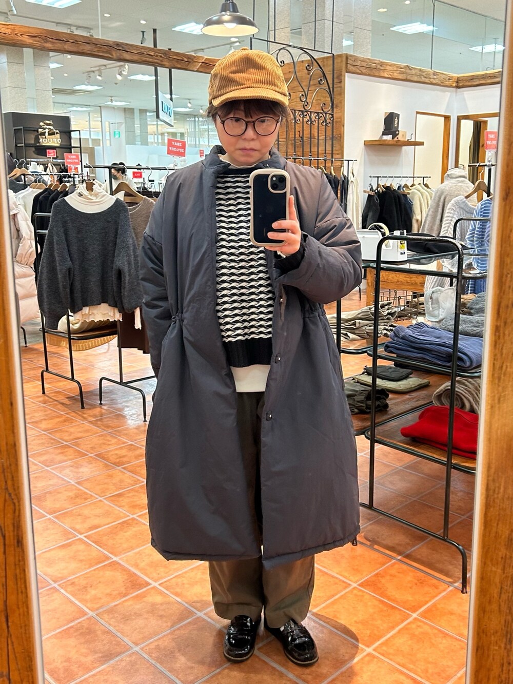 その他のカーディガン/ボレロ、ブラック系のダウンジャケット/コート、グリーン系のその他パンツを着用したレディースの冬コーディネートの2枚目の写真