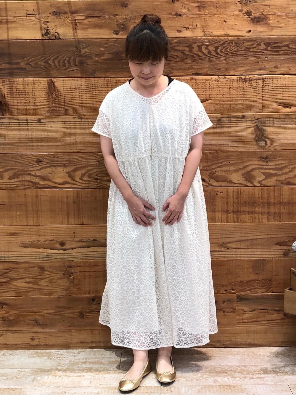 ホワイト系のワンピース、ホワイト系のワンピース、ゴールド系のバレエシューズを着用したレディースの夏コーディネートの2枚目の写真