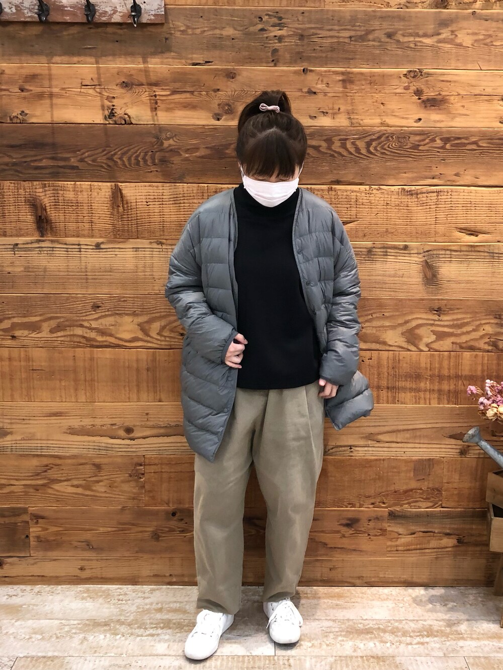 ブラック系のスウェット、グレー系のダウンジャケット/コート、グリーン系のその他パンツを着用したレディースの秋コーディネートの2枚目の写真