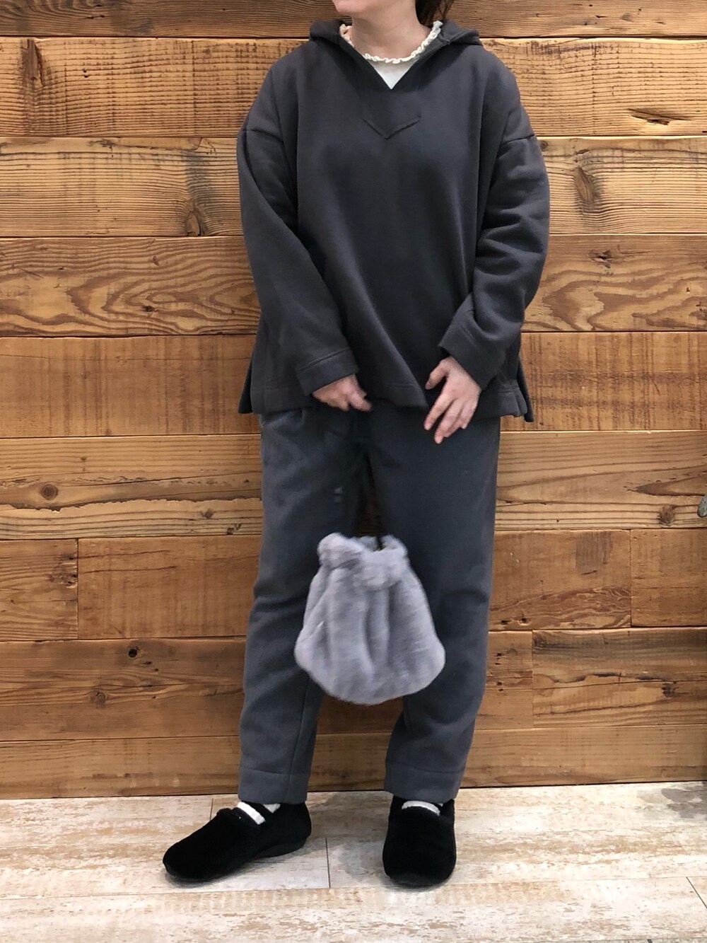 グレー系のスウェット、ホワイト系のショルダーバッグ、グレー系のその他パンツを着用したレディースの冬コーディネートの2枚目の写真