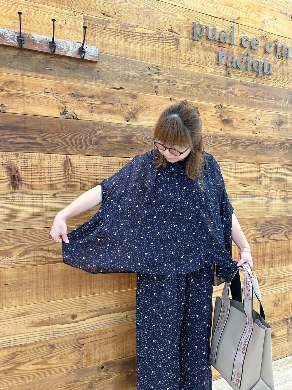 ブルー系のシャツ/ブラウス、ブルー系のパンツ、ベージュ系のバッグを着用したレディースの夏コーディネートの4枚目の写真