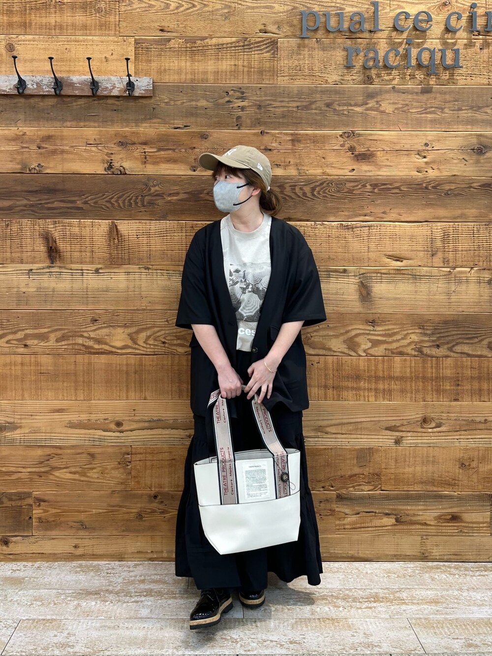 ベージュ系のTシャツ/カットソー、ブラック系のノーカラージャケット、ブラック系のスカートを着用したレディースの春コーディネートの2枚目の写真