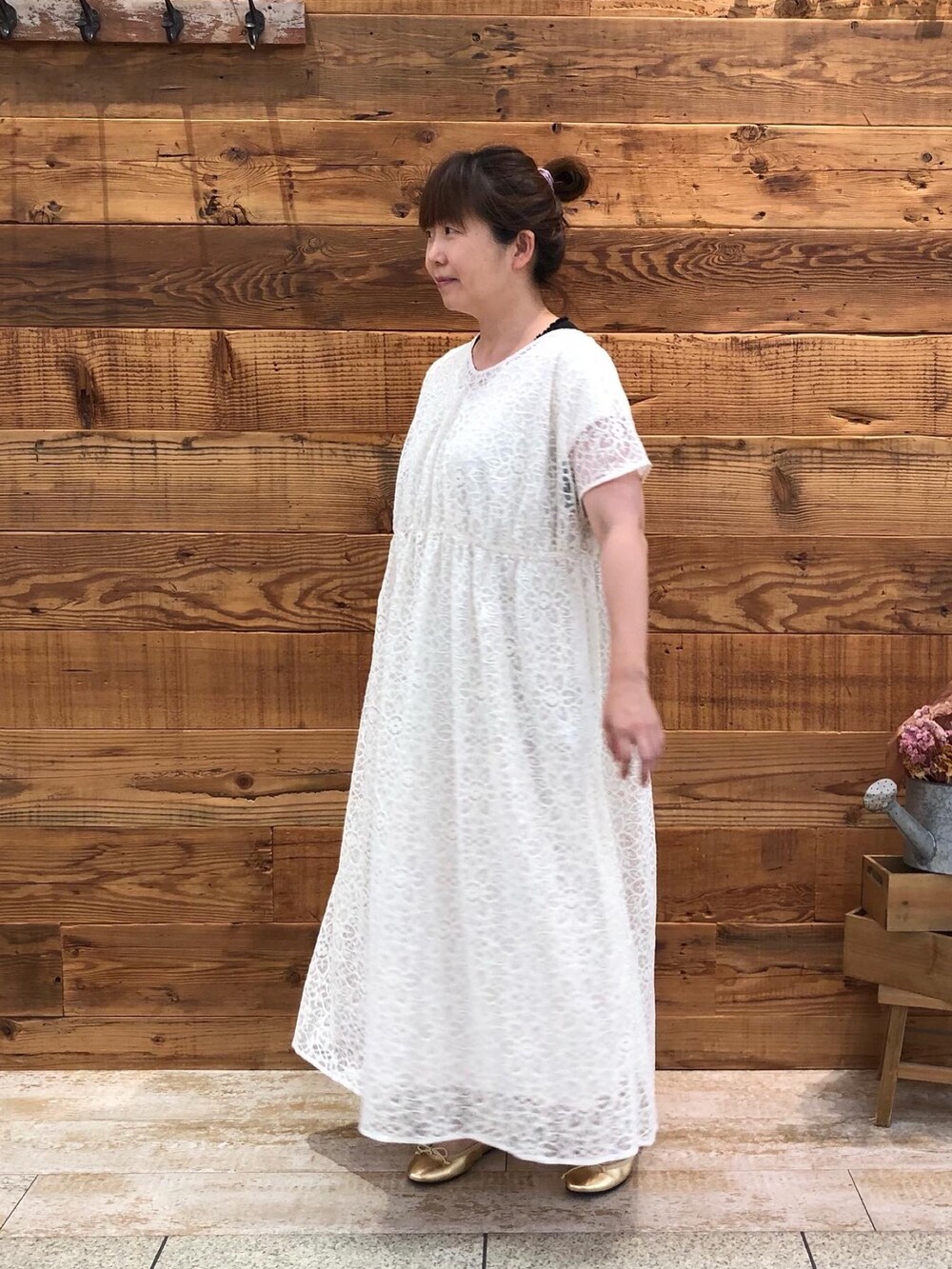 ホワイト系のワンピース、ホワイト系のワンピース、ゴールド系のバレエシューズを着用したレディースの夏コーディネートの3枚目の写真