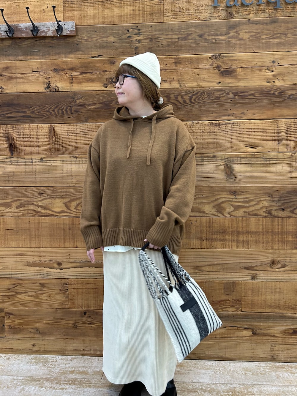 ベージュ系のニット/セーター、ホワイト系のスカート、その他のバッグを着用したレディースの冬コーディネートの2枚目の写真