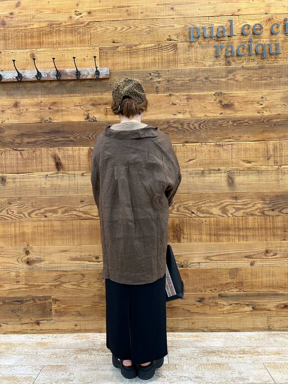 イエロー系のTシャツ/カットソー、ブラウン系のシャツ/ブラウス、ブラック系のサンダルを着用したレディースの夏コーディネートの2枚目の写真