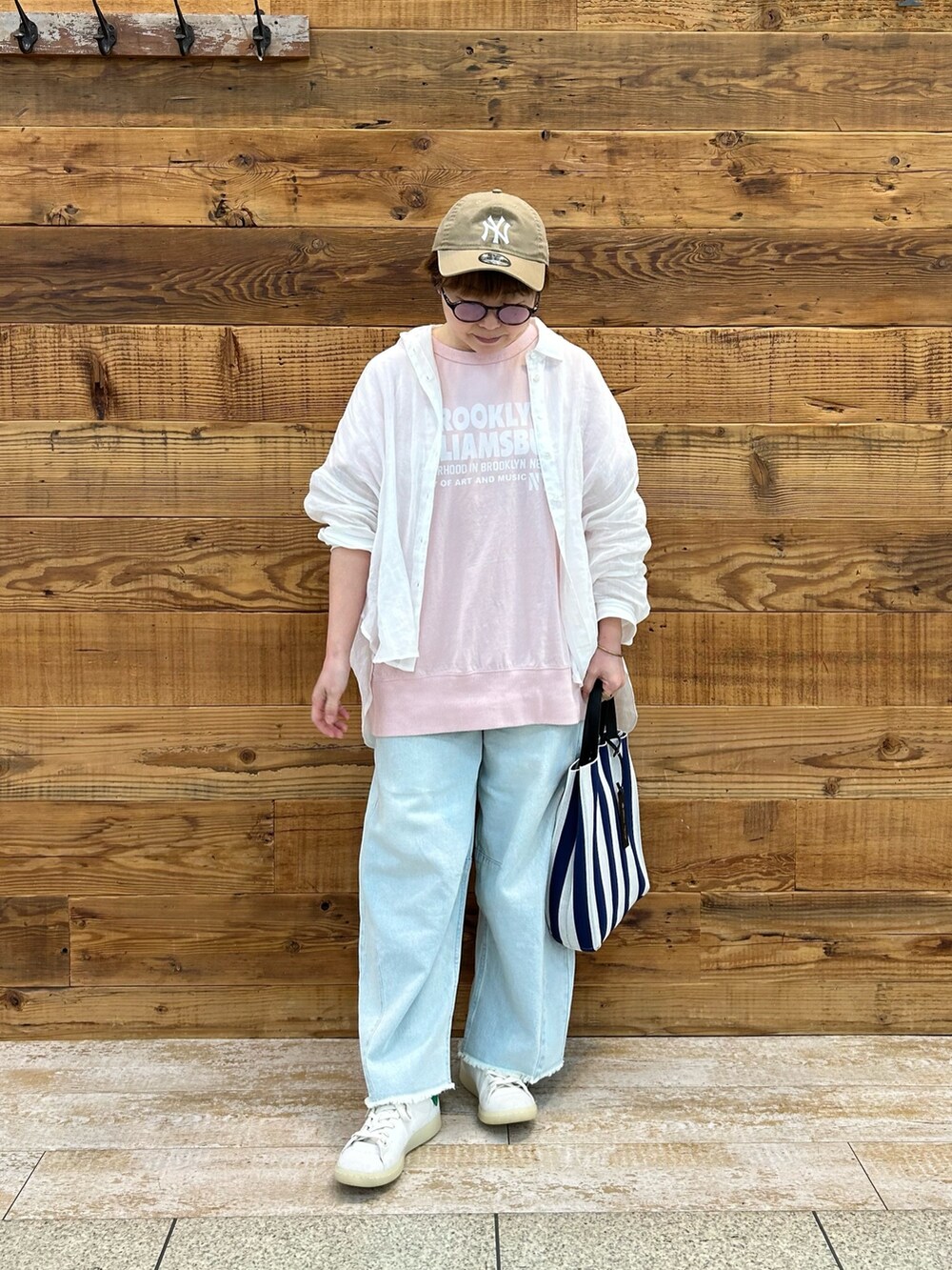 ホワイト系のシャツ/ブラウス、ピンク系のTシャツ/カットソー、ブルー系のデニムパンツを着用したレディースの夏コーディネートの2枚目の写真