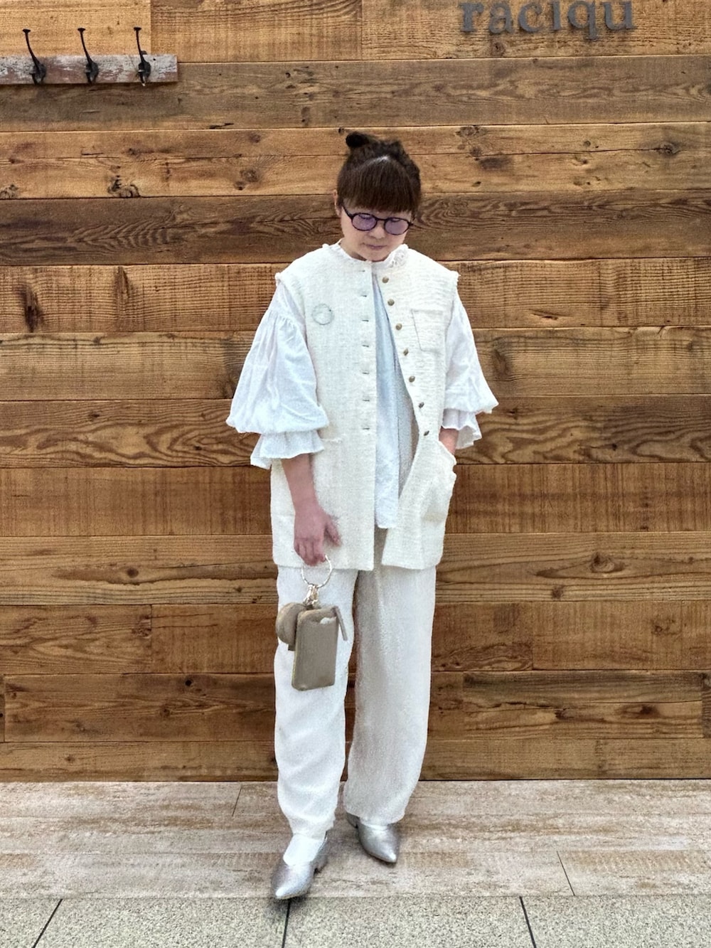 ベージュ系のショルダーバッグ、ホワイト系のベスト、ホワイト系のシャツ/ブラウスを着用したレディースの春コーディネートの2枚目の写真