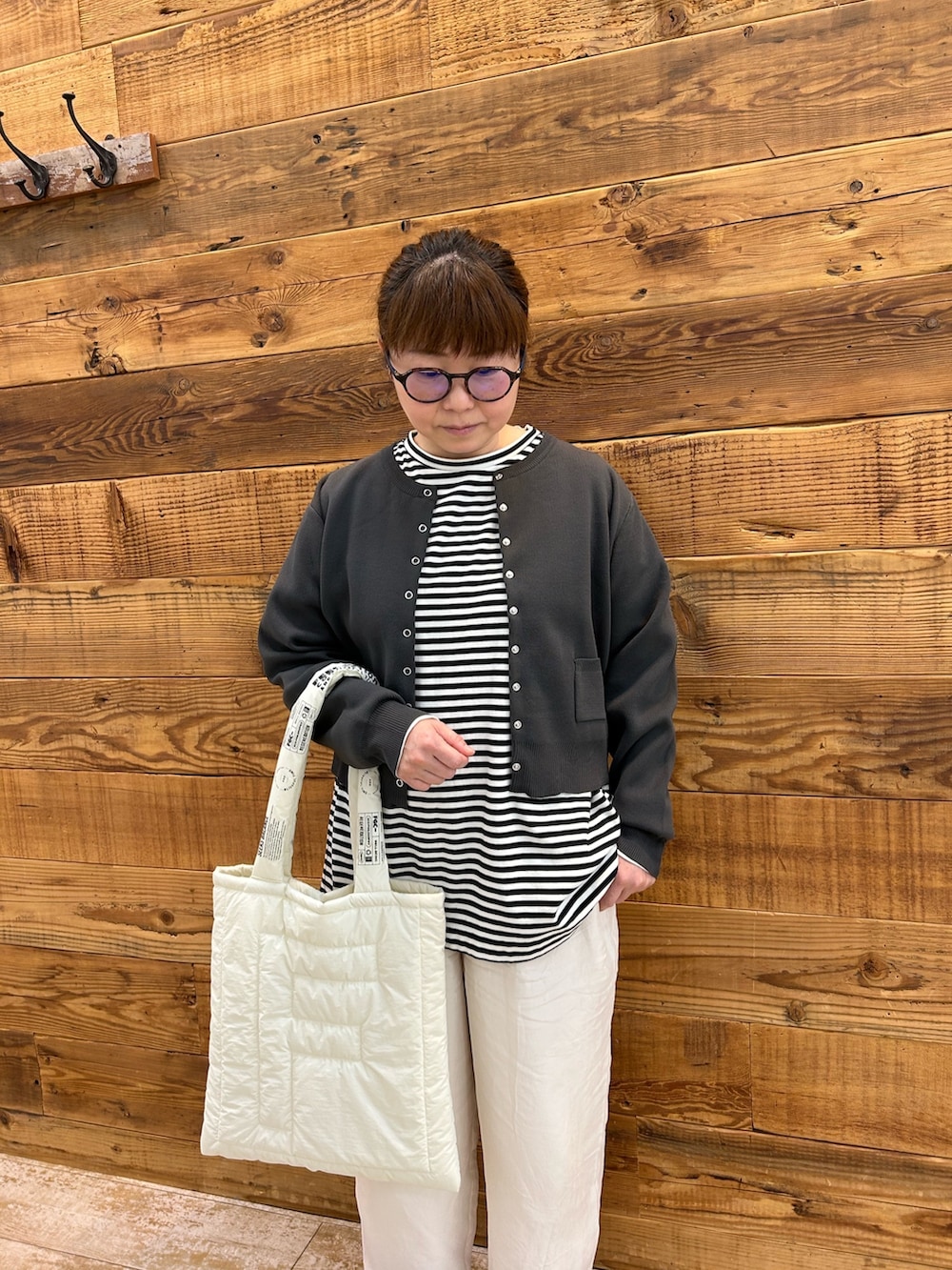 その他のTシャツ/カットソー、グレー系のカーディガン/ボレロ、ホワイト系のパンツを着用したレディースの冬コーディネートの2枚目の写真