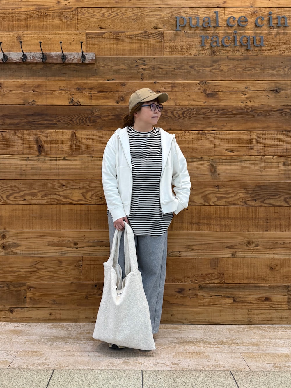 ホワイト系のパーカー、その他のTシャツ/カットソー、ベージュ系のバッグを着用したレディースの冬コーディネートの2枚目の写真