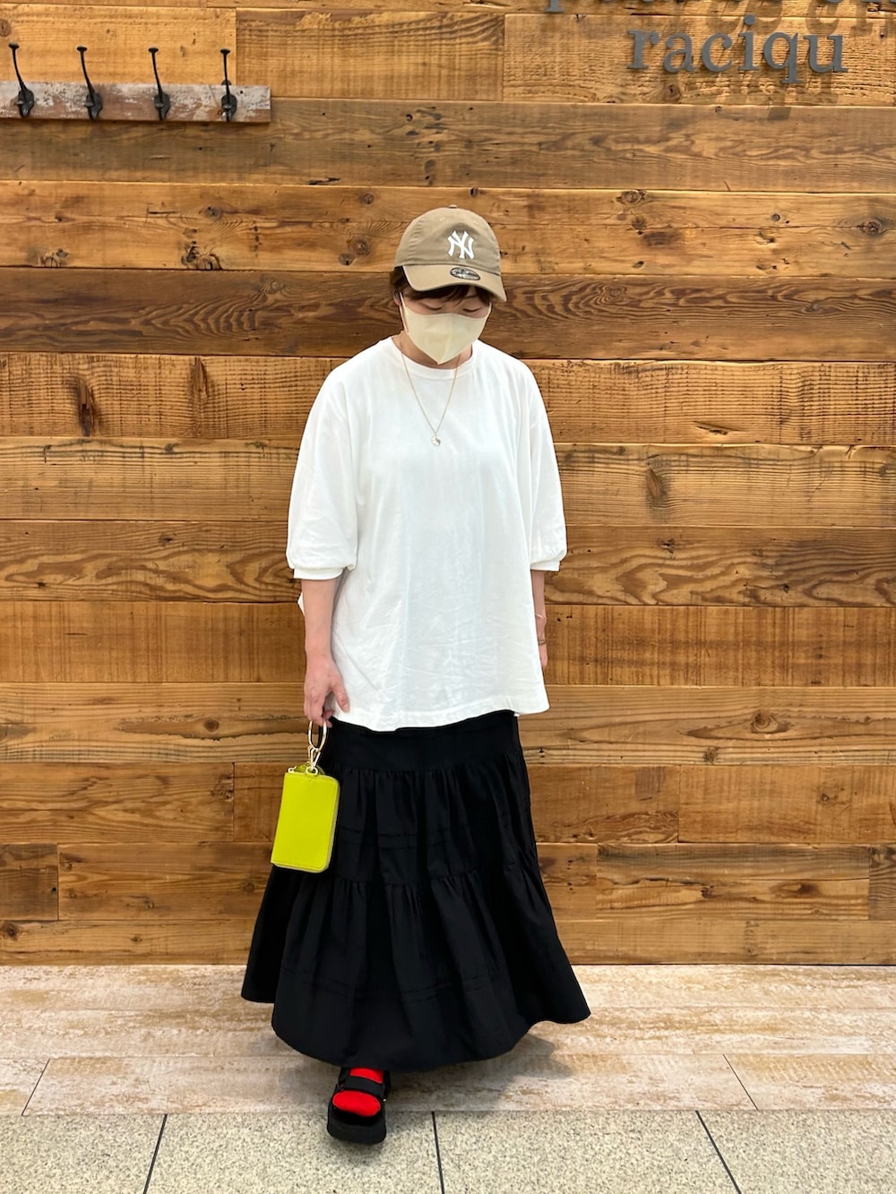 ホワイト系のTシャツ/カットソー、グリーン系のショルダーバッグ、ブラック系のスカートを着用したレディースの夏コーディネートの2枚目の写真