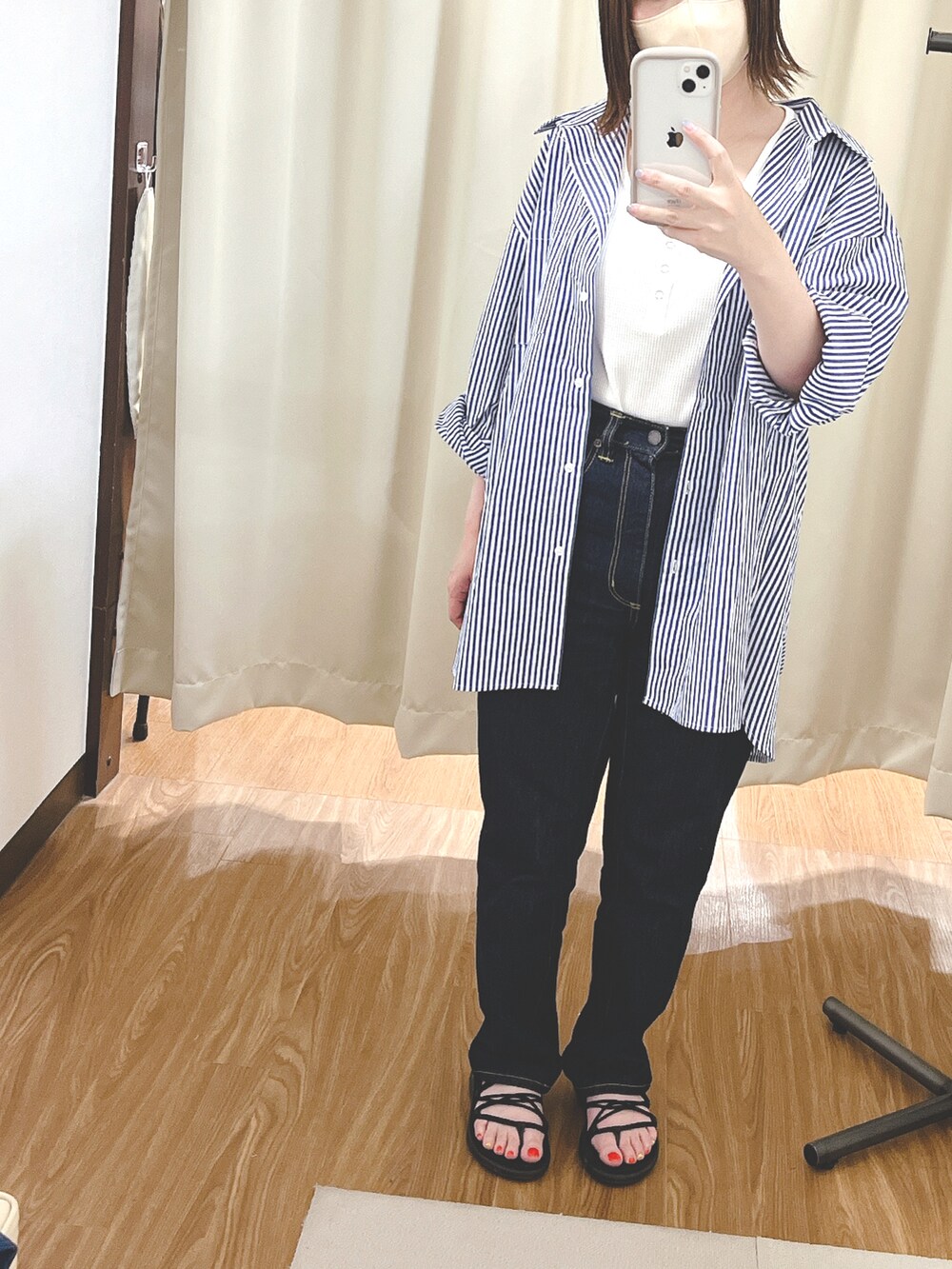 ブルー系のシャツ/ブラウスを着用したレディースの夏コーディネートの2枚目の写真