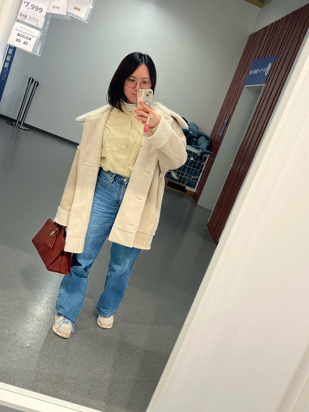 ピンク系のスカートを着用したレディースの秋コーディネートの4枚目の写真