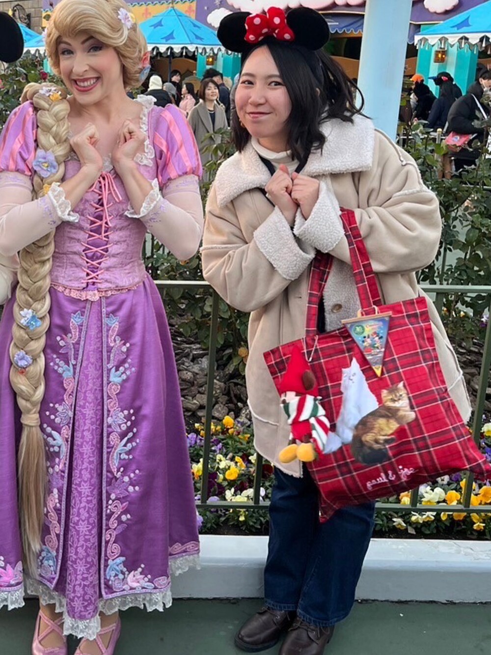 ピンク系のスカートを着用したレディースの秋コーディネートの5枚目の写真